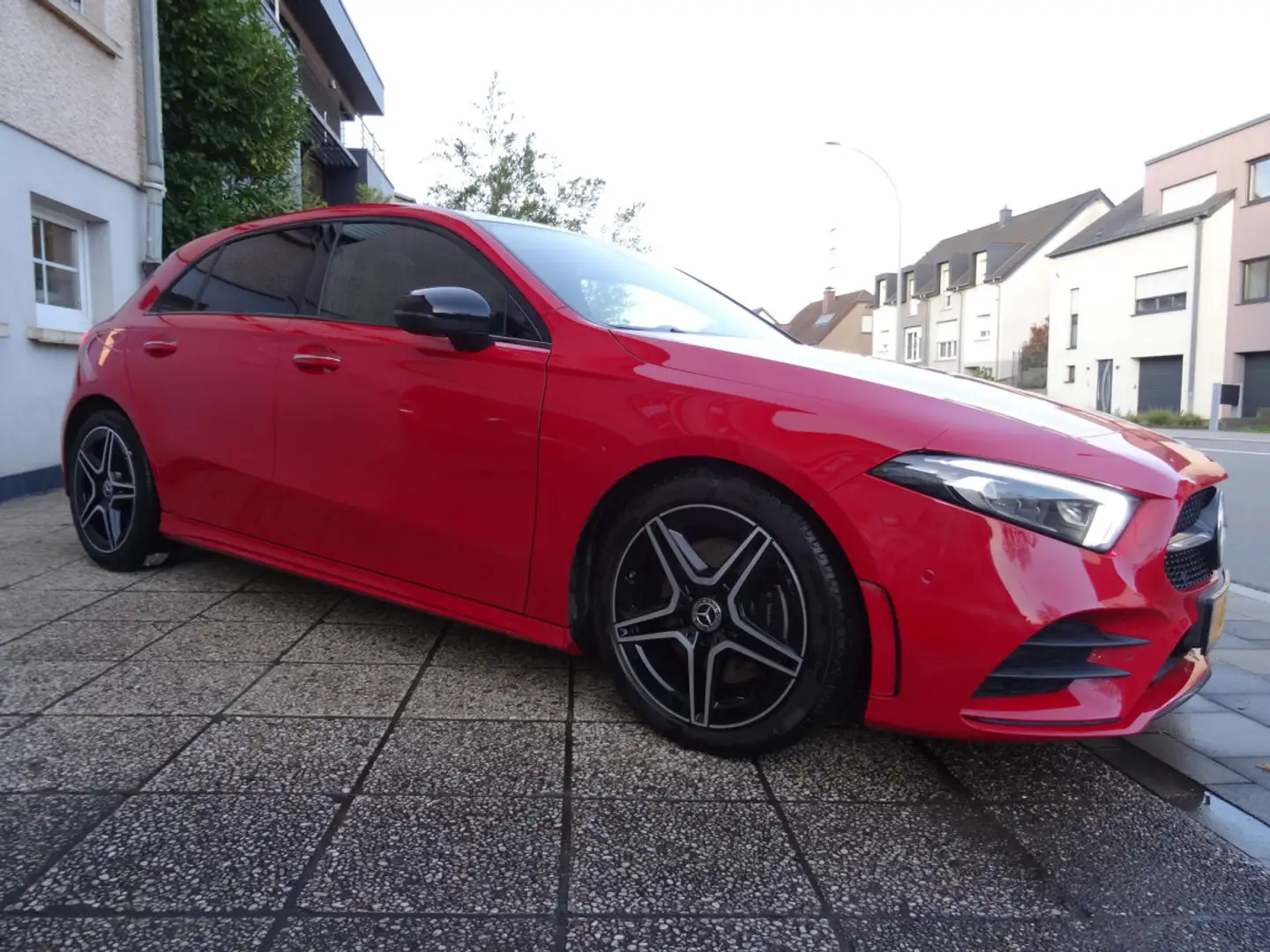 Mercedes-Benz A 220 4-MATIC AMG-LINE Rot - 2