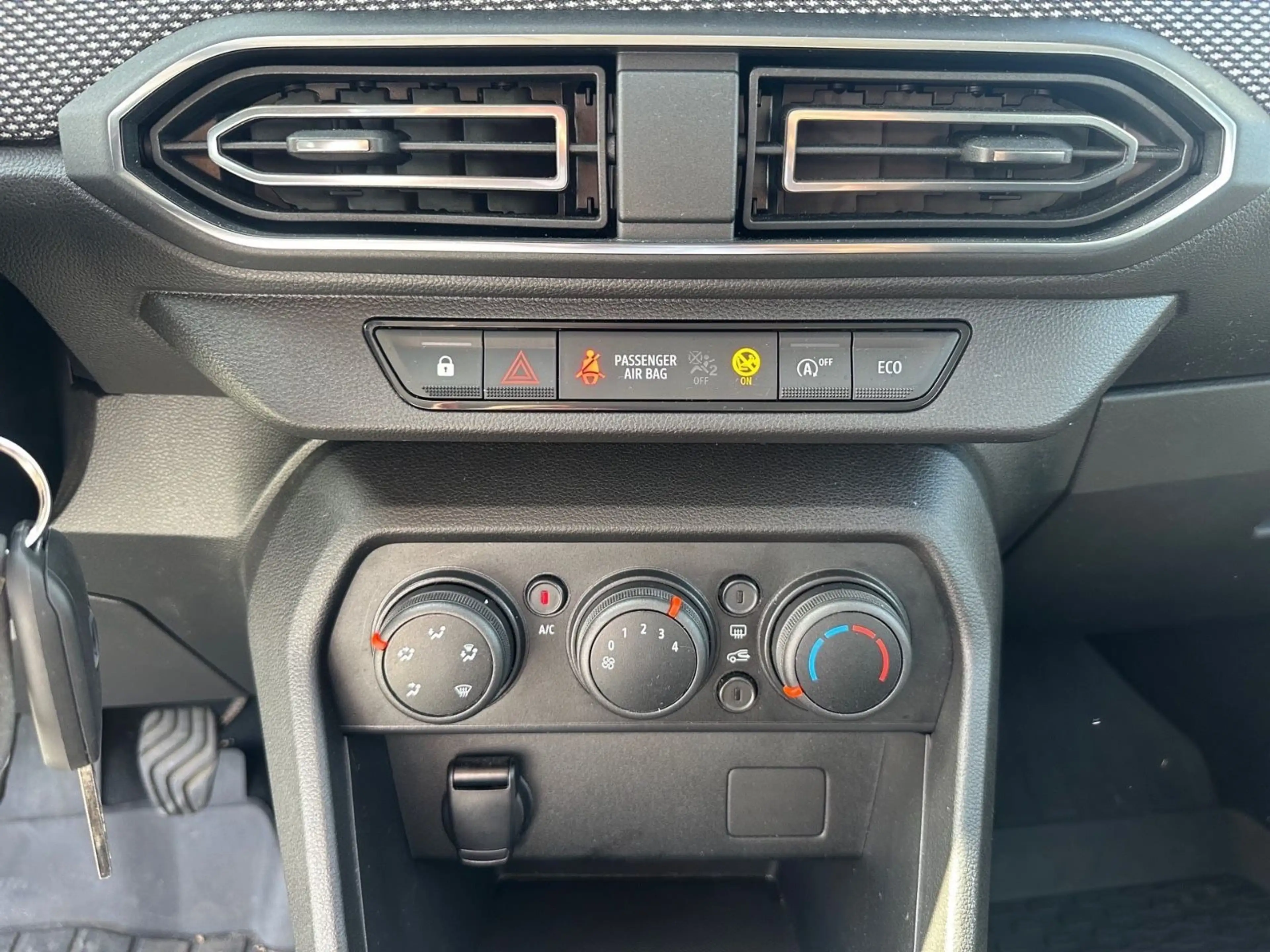 Dacia Sandero III Comfort CarPlay Tüv & Inspektion neu — photo 13
