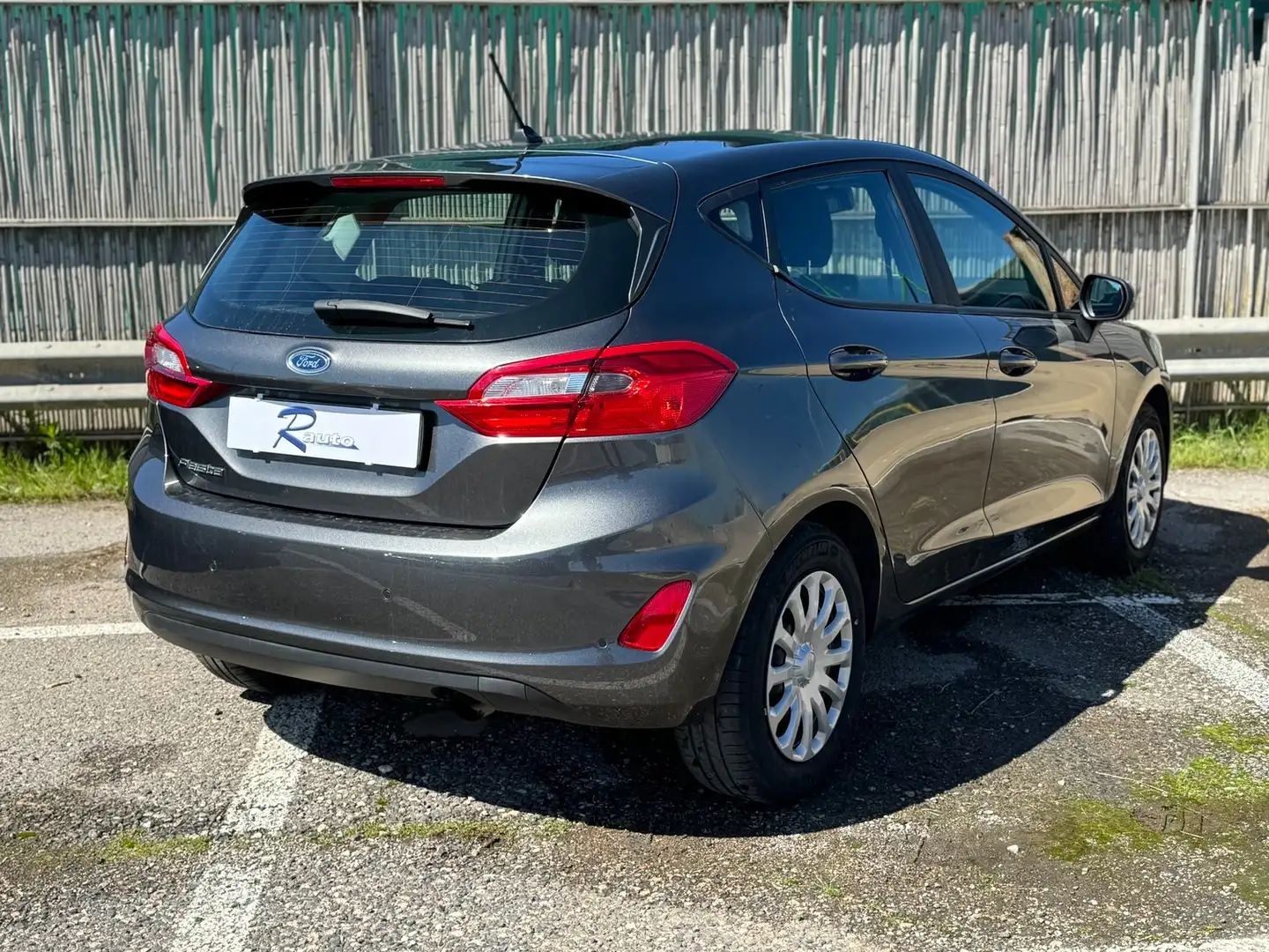 Ford Fiesta 5p 1.1 Plus 85cv my19 Grijs - 2