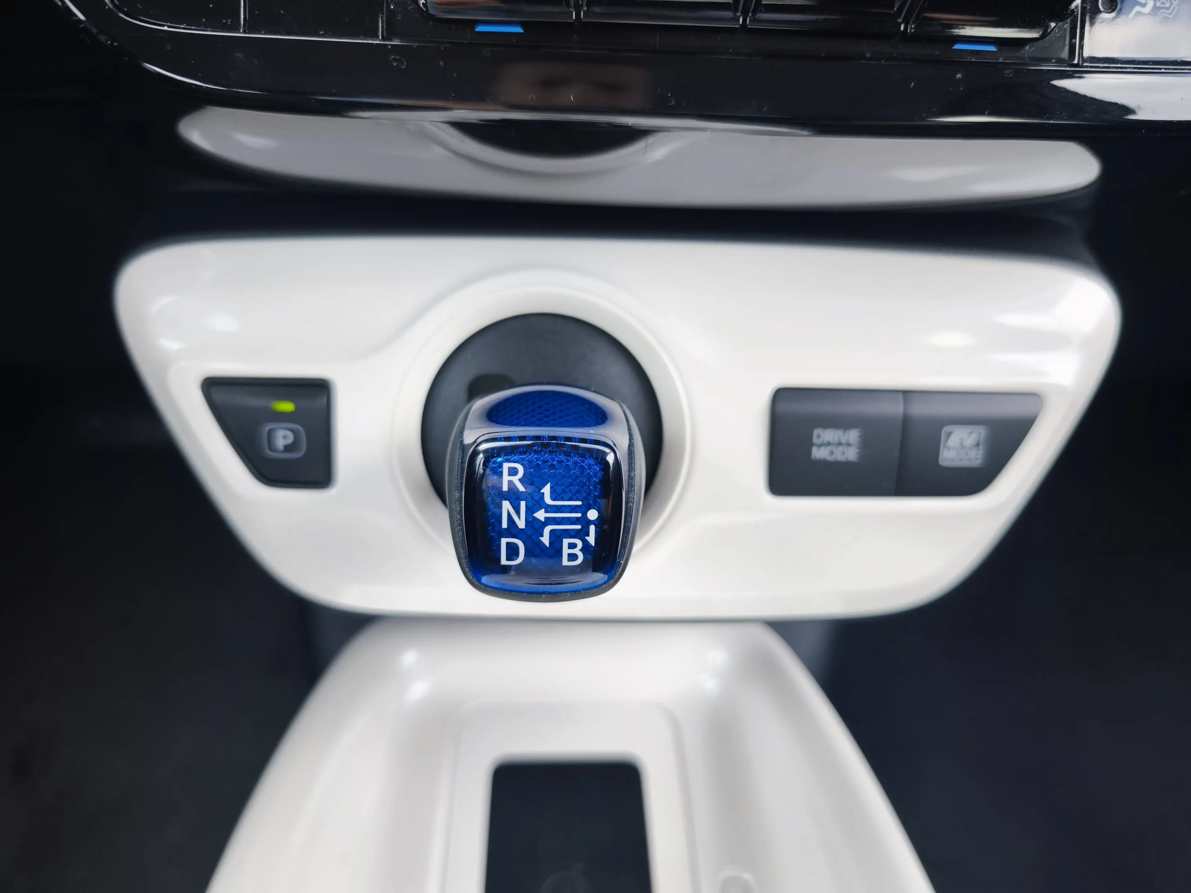 Toyota Prius 1,8 Executive *JBL *Kamera *LED — photo 15