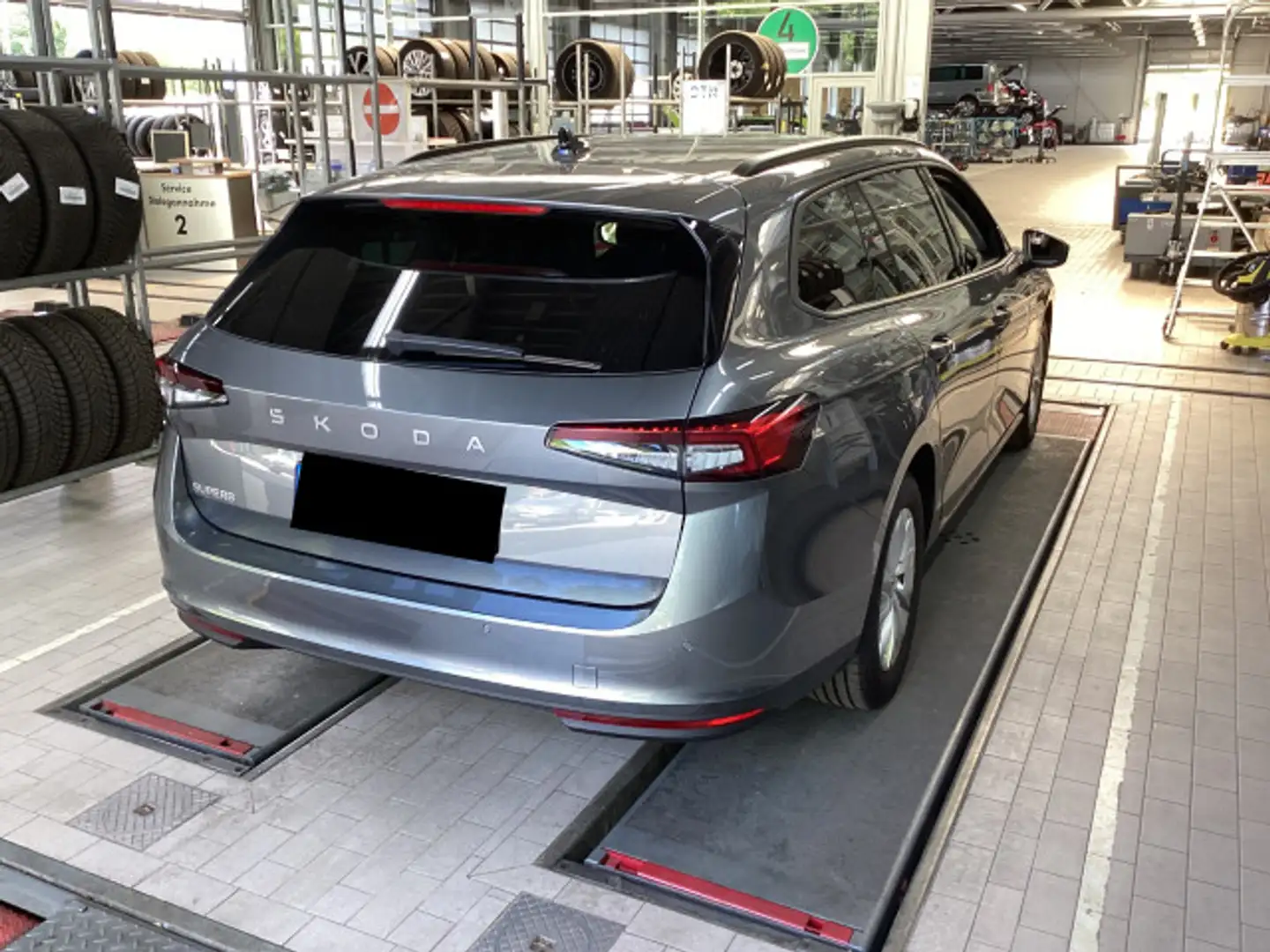 Skoda Superb 1.5 TSI DSG MHEV Essence AHK Sitzheizung Grijs - 2