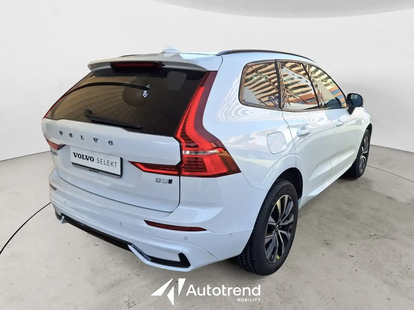 Volvo XC60 B5 250+14 CV AWD Automatica Mild Hybrid Plus Dark Grau - 2
