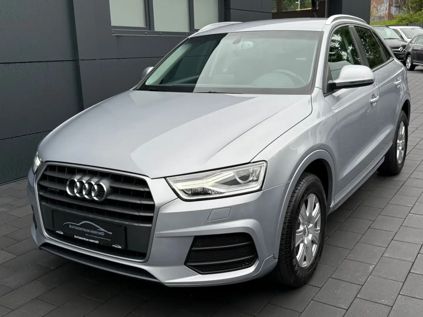 Audi Q3 quattro 2.0 TDI Xenon SHZ PDC 1 Hand Silber - 1