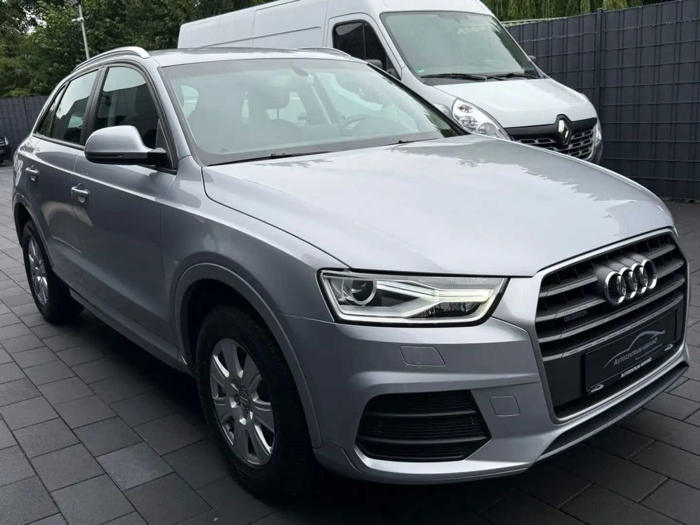 Audi Q3 quattro 2.0 TDI Xenon SHZ PDC 1 Hand Silber - 2