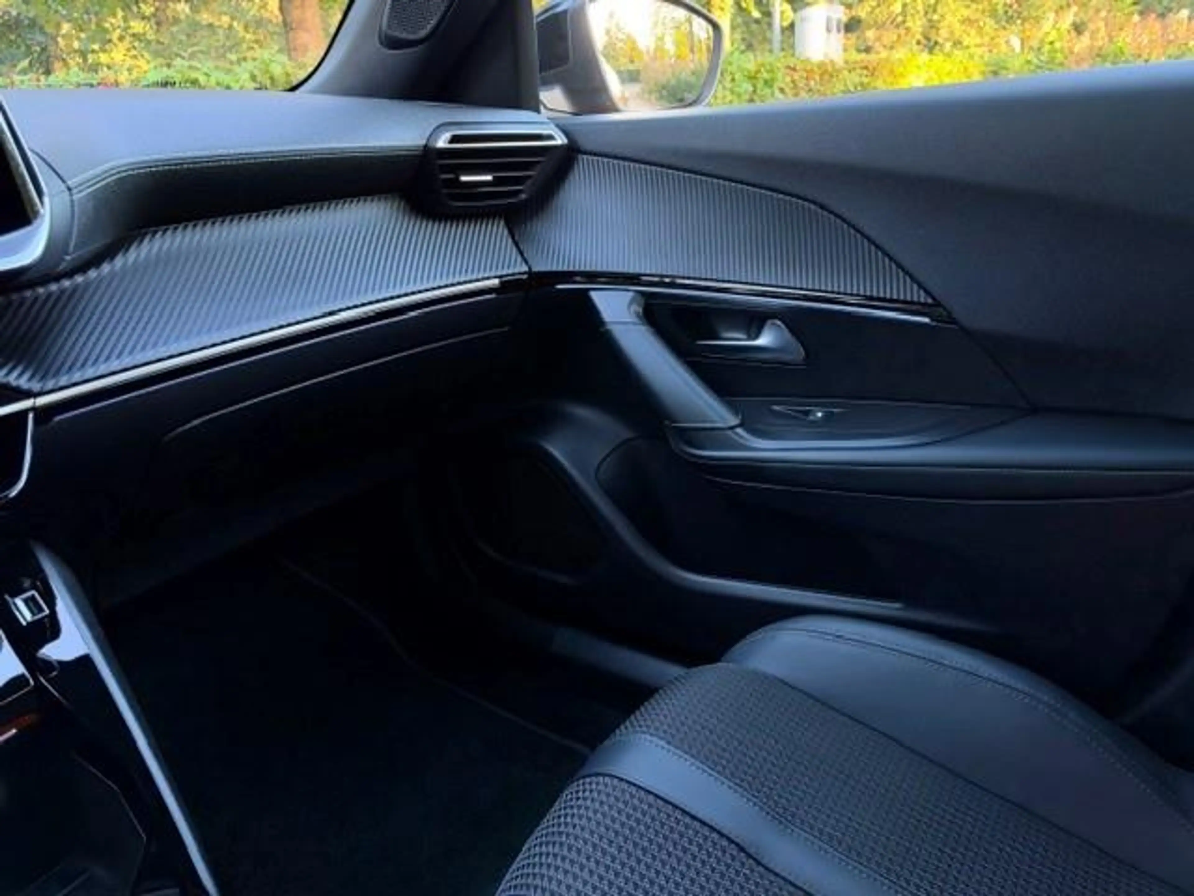 Peugeot e-2008 EV GT-Line 50 kWh/Navi/Carplay/3-Fase/Led/Cruise/ — photo 17
