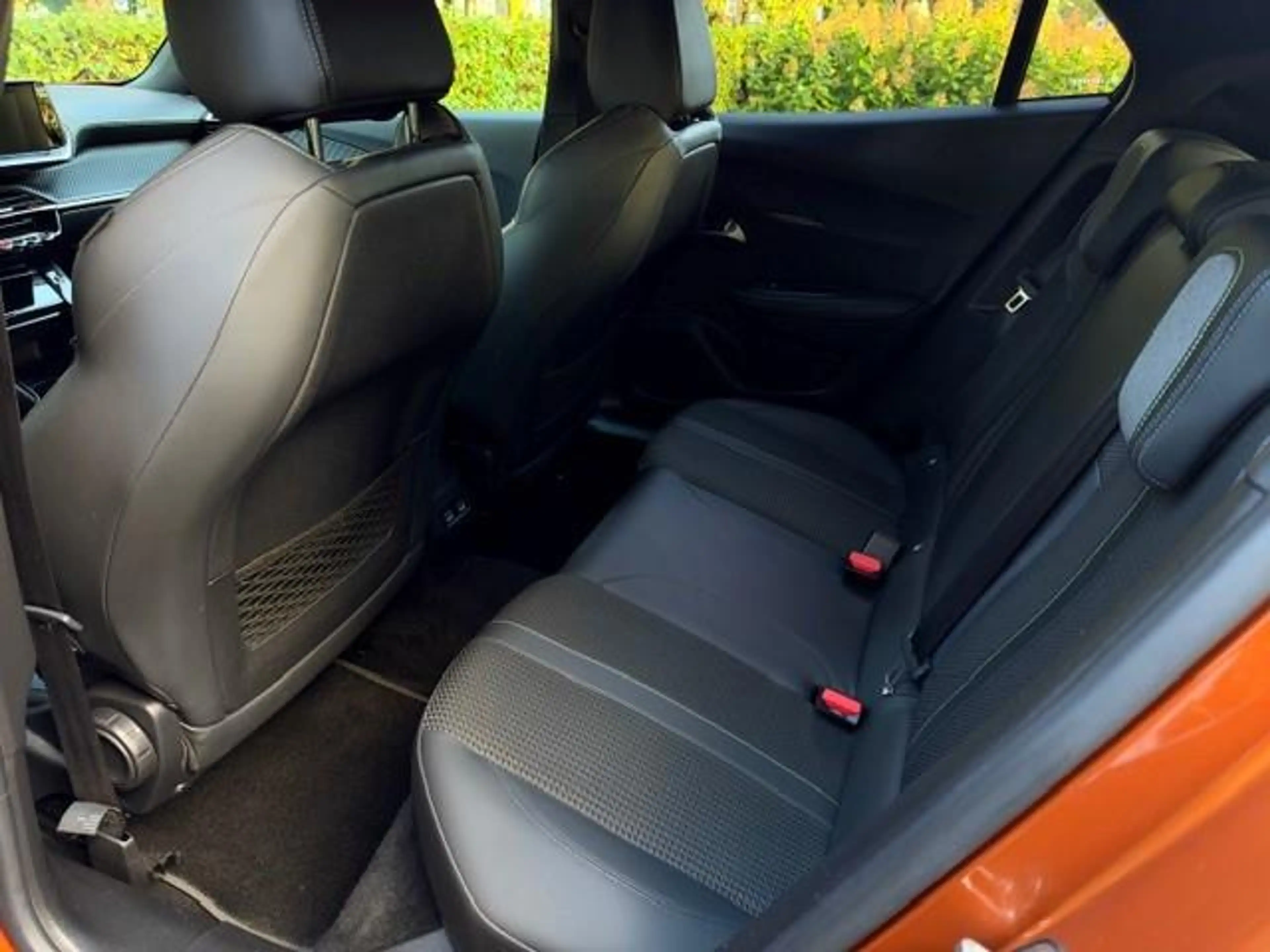 Peugeot e-2008 EV GT-Line 50 kWh/Navi/Carplay/3-Fase/Led/Cruise/ — photo 19