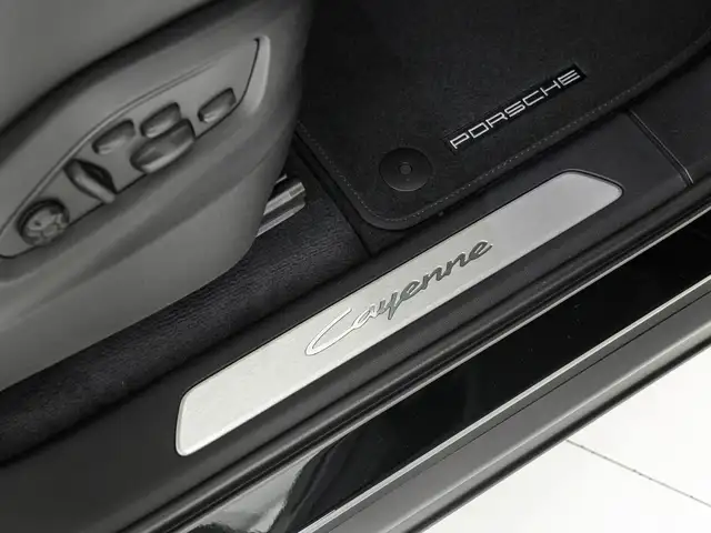 Porsche Cayenne view 11