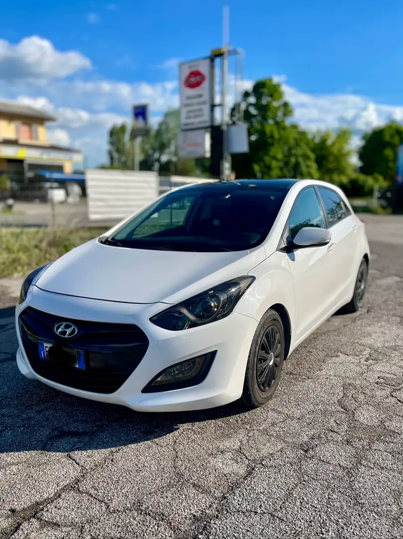 Hyundai i30 5p 1.6 crdi Comfort 110cv auto Fehér - 1