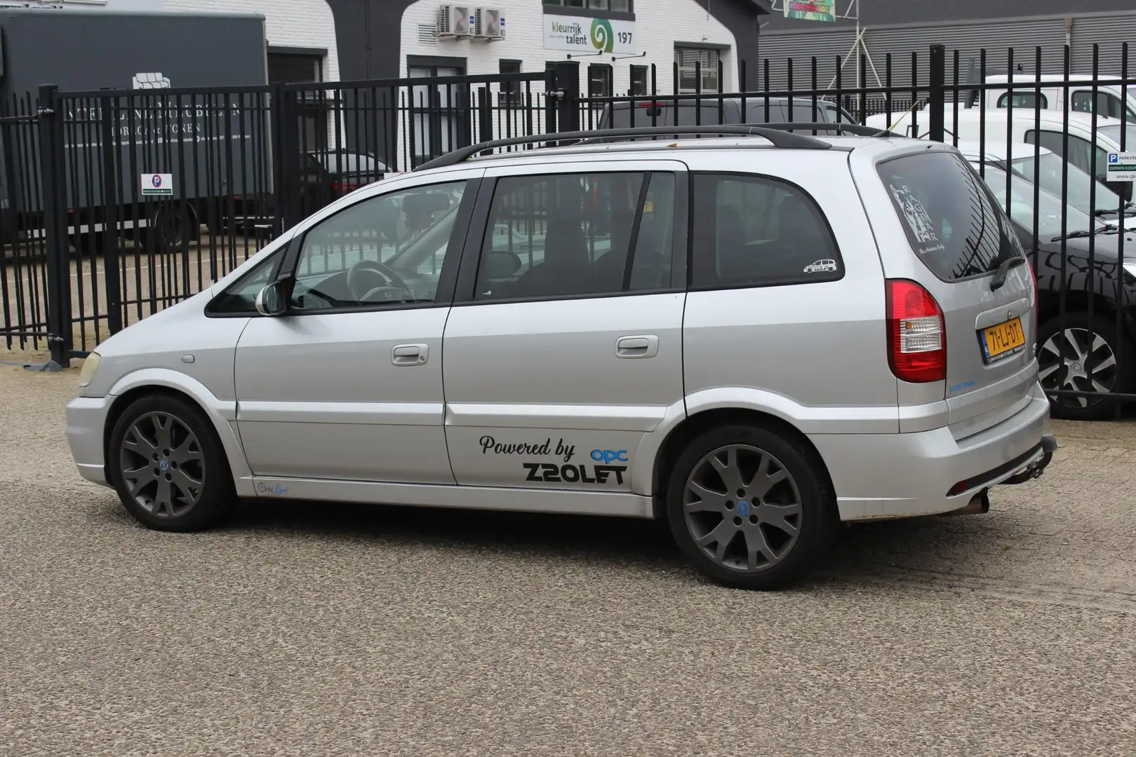 Opel Zafira 2.0-16V OPC Gris - 2