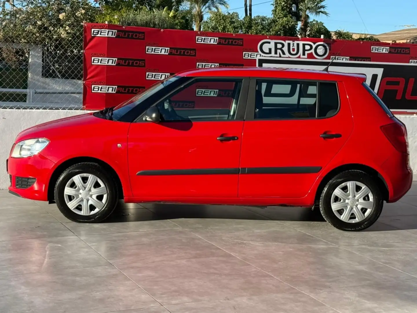 Skoda Fabia 1.2 Young 70 Rojo - 2