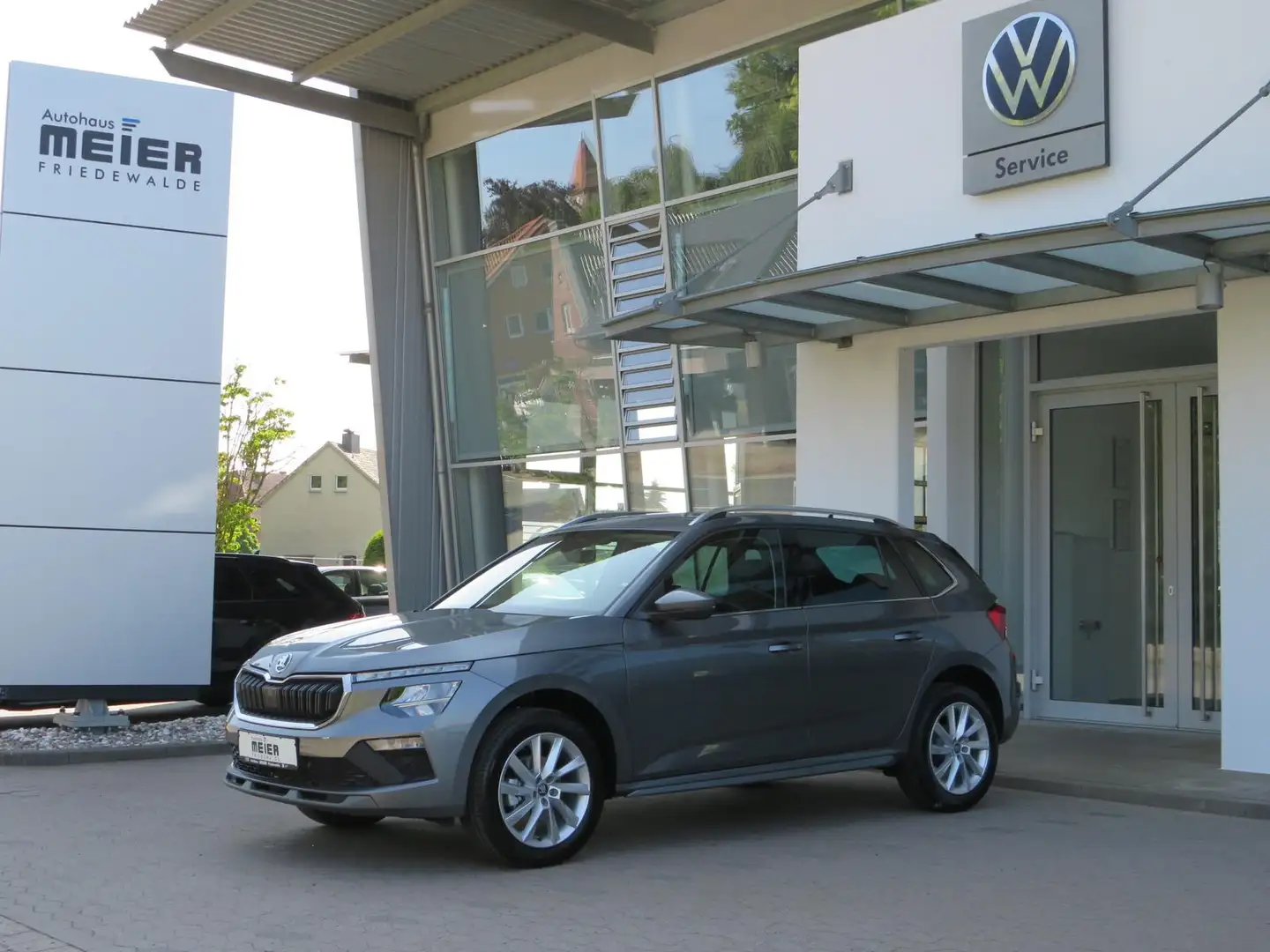 Skoda Kamiq 1.5TSI DSG AHK 130 Jahre Premium Kamera Grau - 2