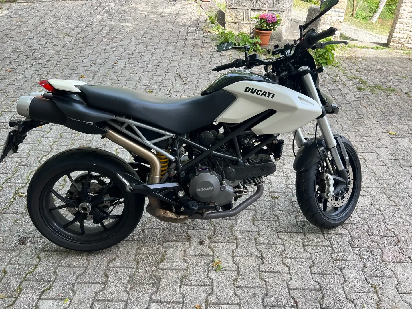 Ducati Hypermotard 796 Blanco - 1