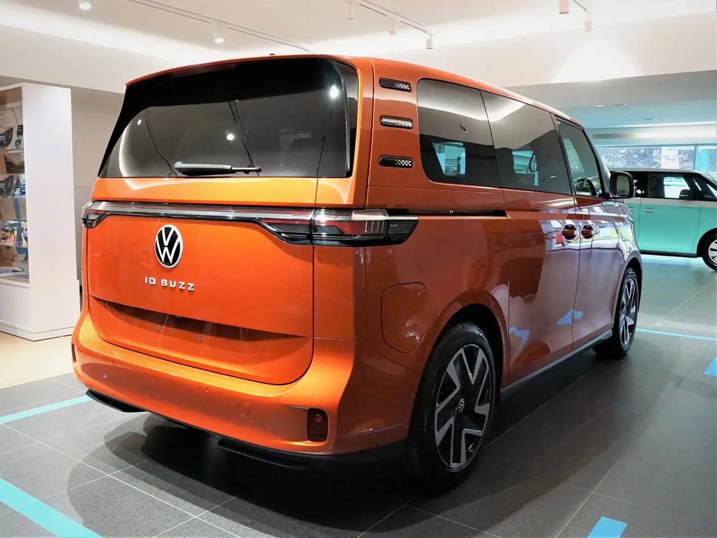 Volkswagen ID. Buzz 77 kwh pro Arancione - 2