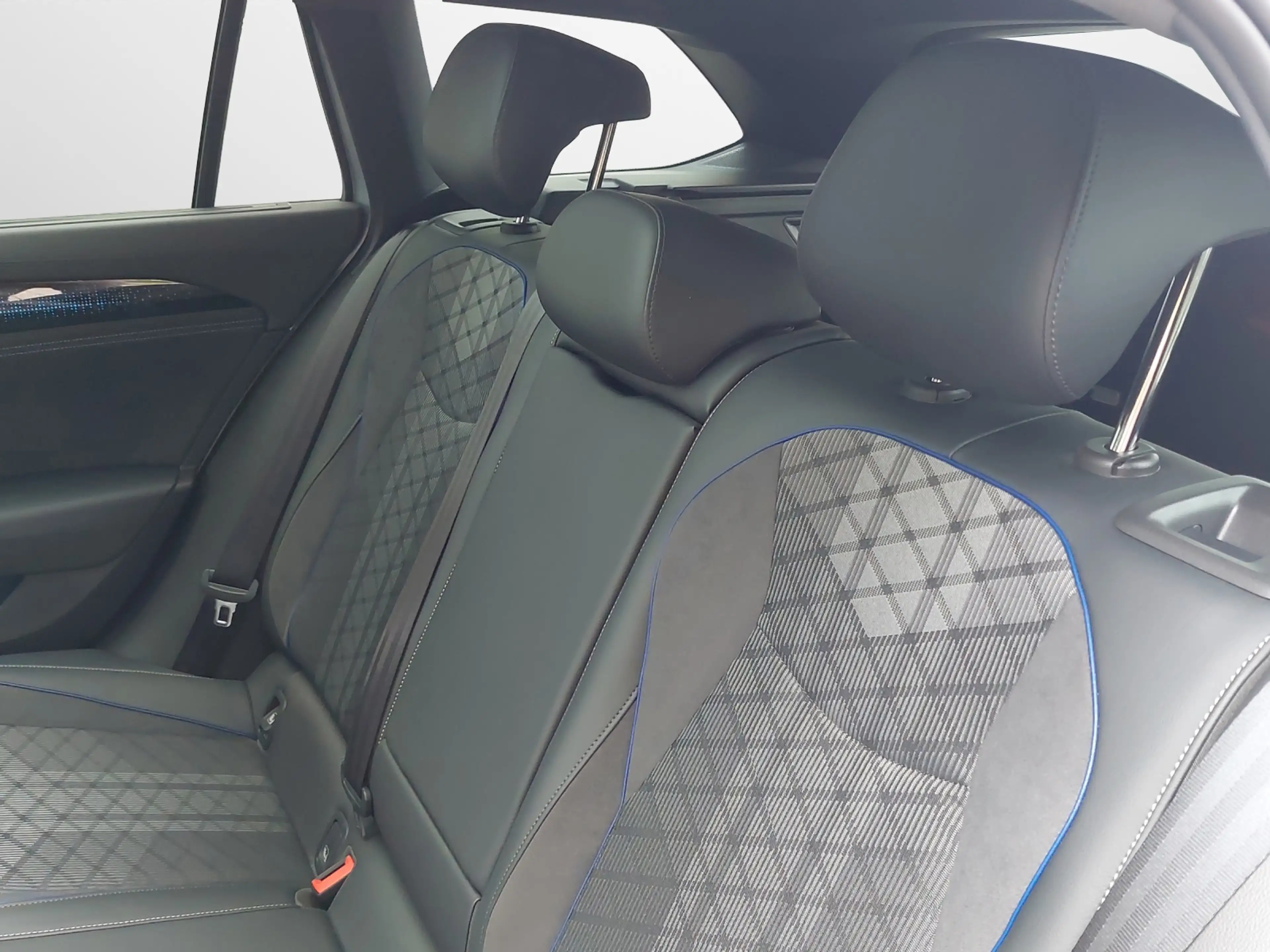 Volkswagen Passat Variant 1.5 TSI eHybrid DSG R-Line Black Style — photo 11