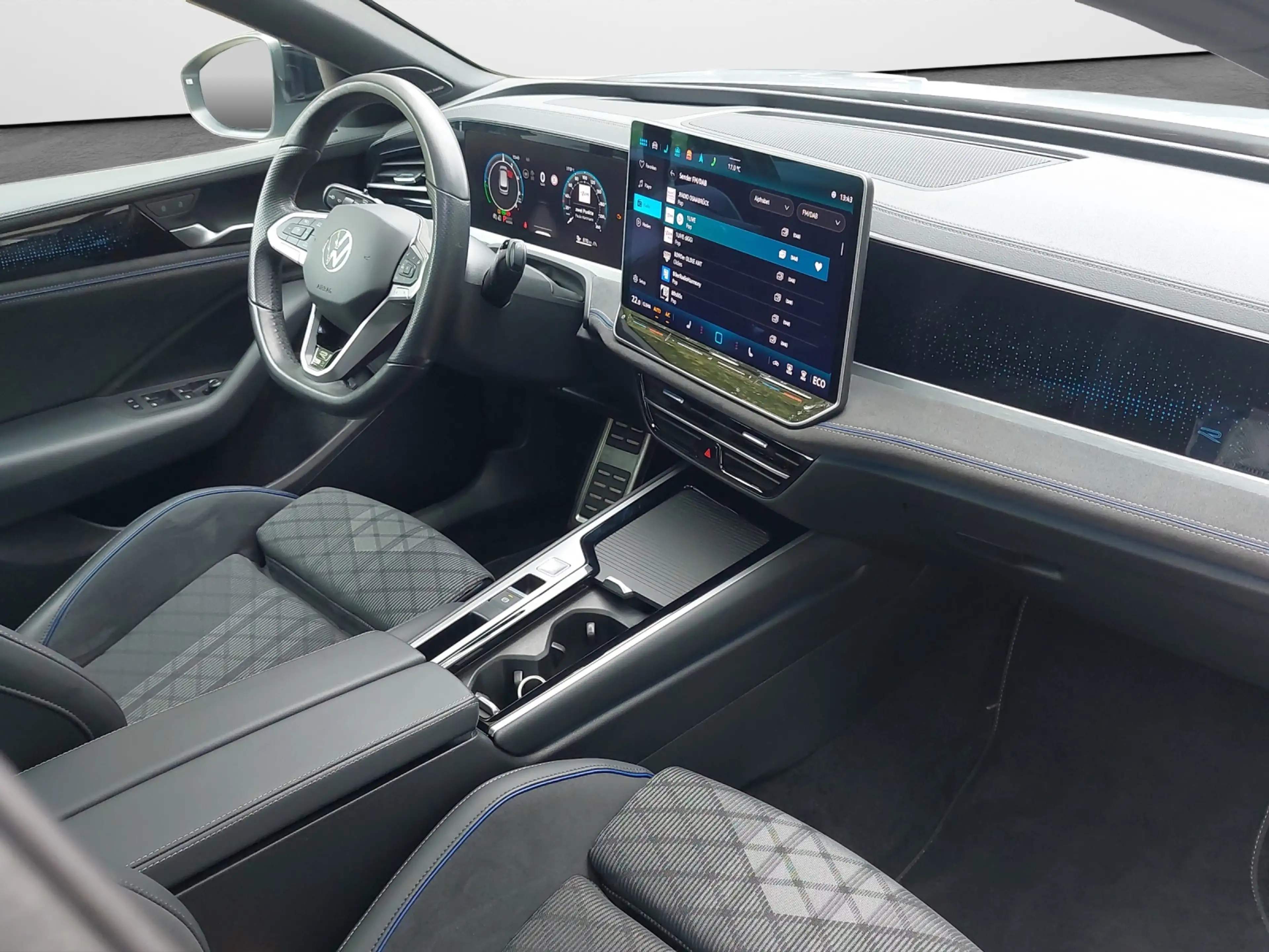Volkswagen Passat Variant 1.5 TSI eHybrid DSG R-Line Black Style — photo 13