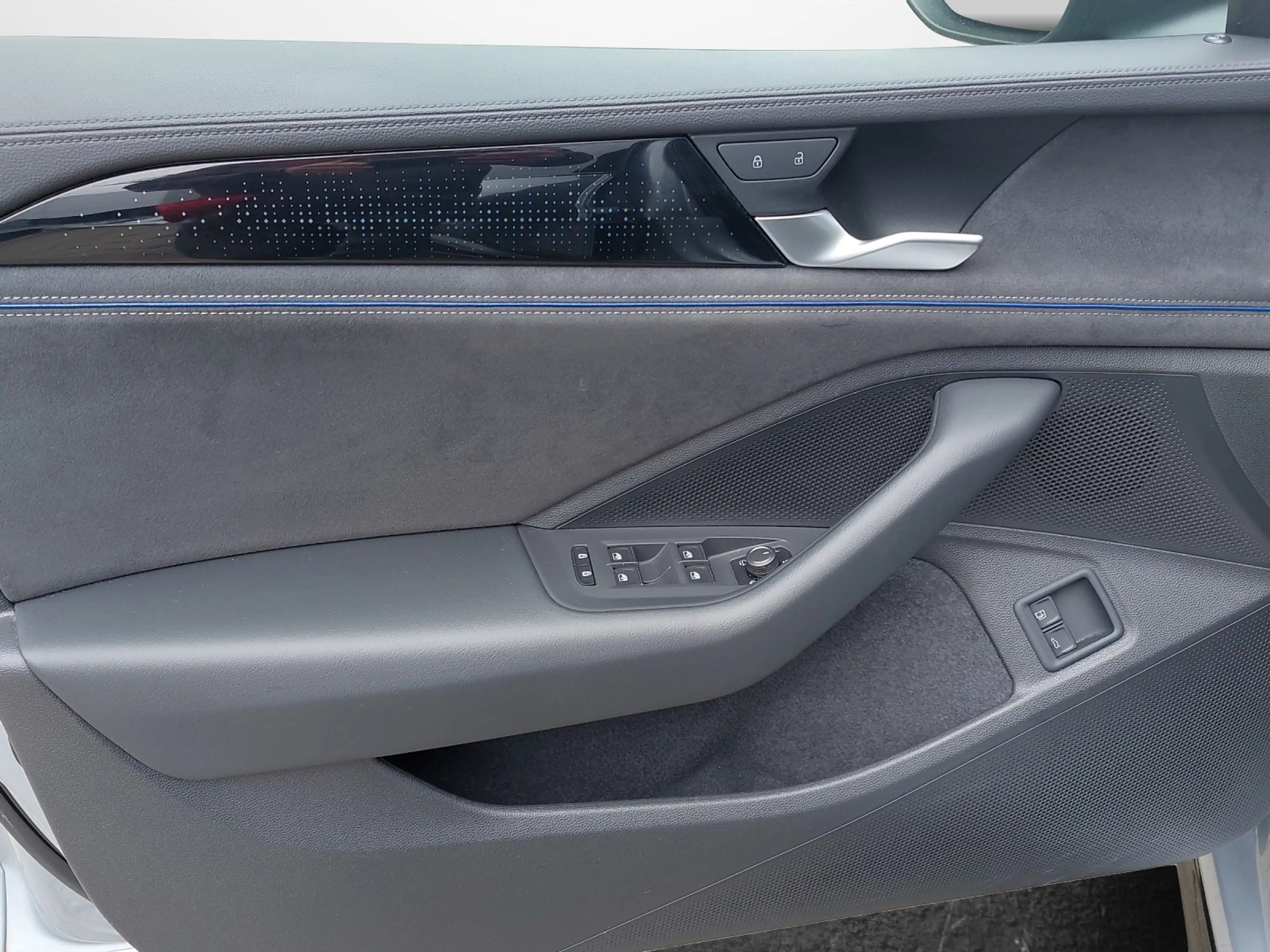 Volkswagen Passat Variant 1.5 TSI eHybrid DSG R-Line Black Style — photo 6