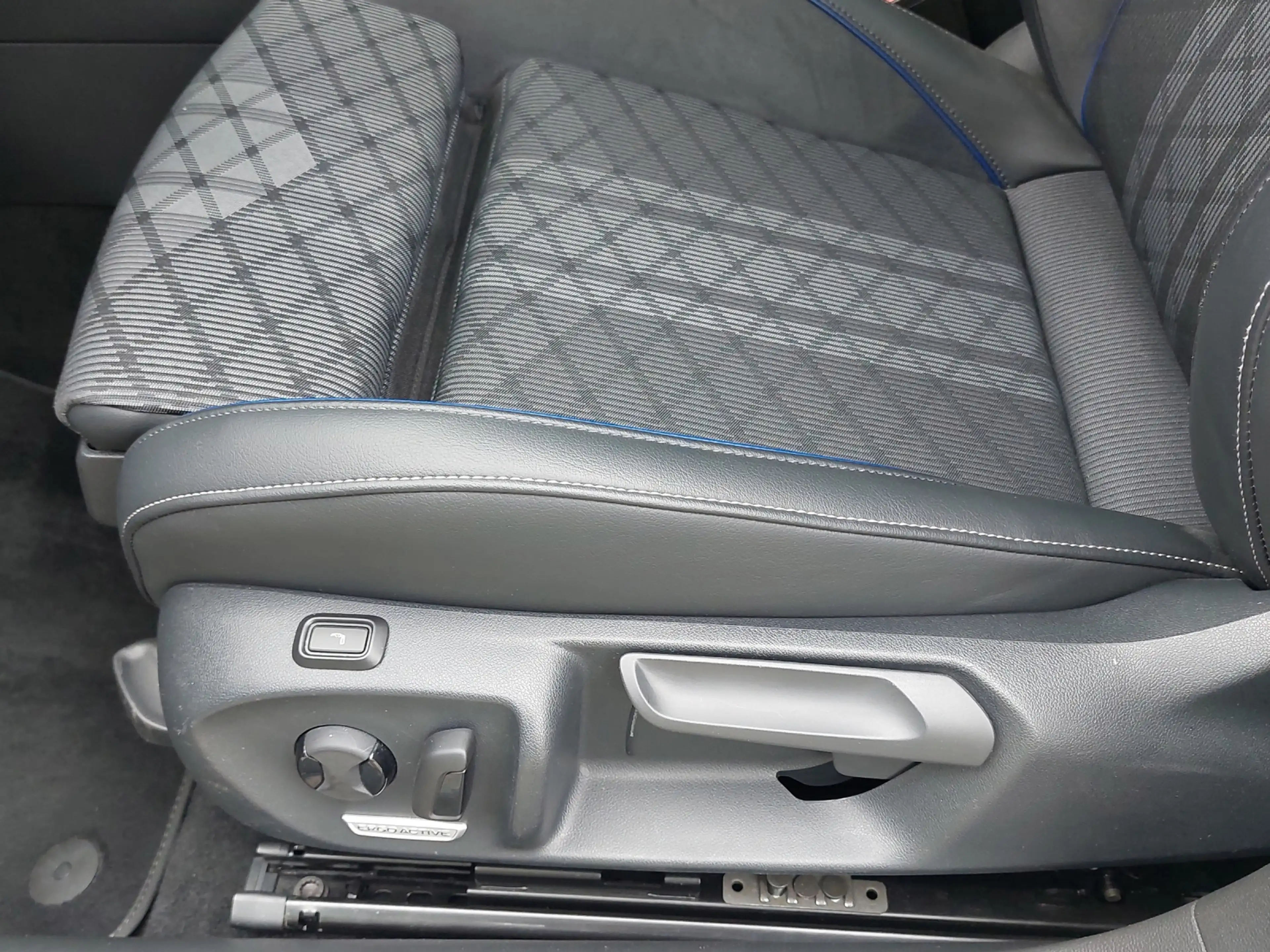 Volkswagen Passat Variant 1.5 TSI eHybrid DSG R-Line Black Style — photo 14