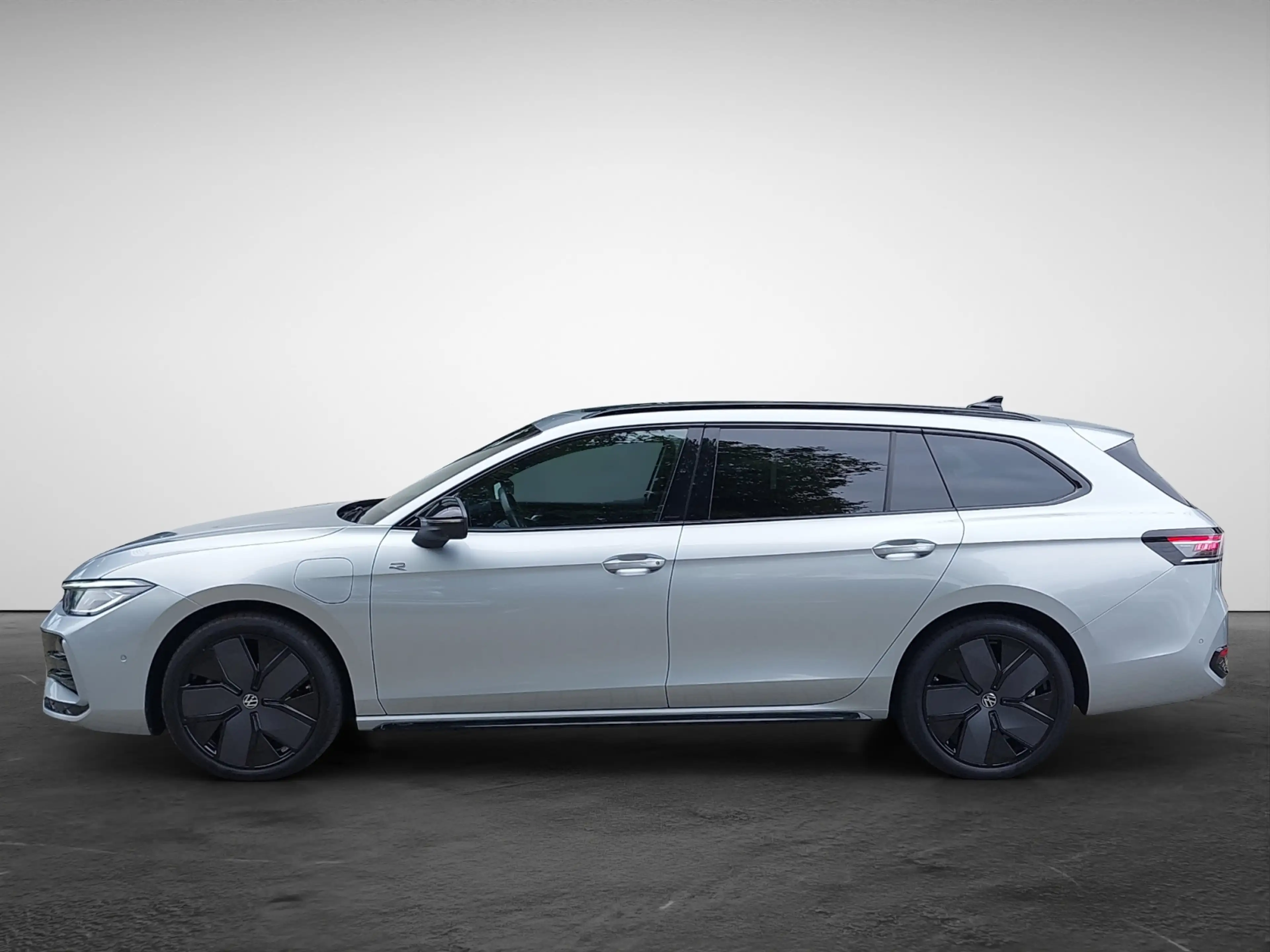 Volkswagen Passat Variant 1.5 TSI eHybrid DSG R-Line Black Style — photo 3