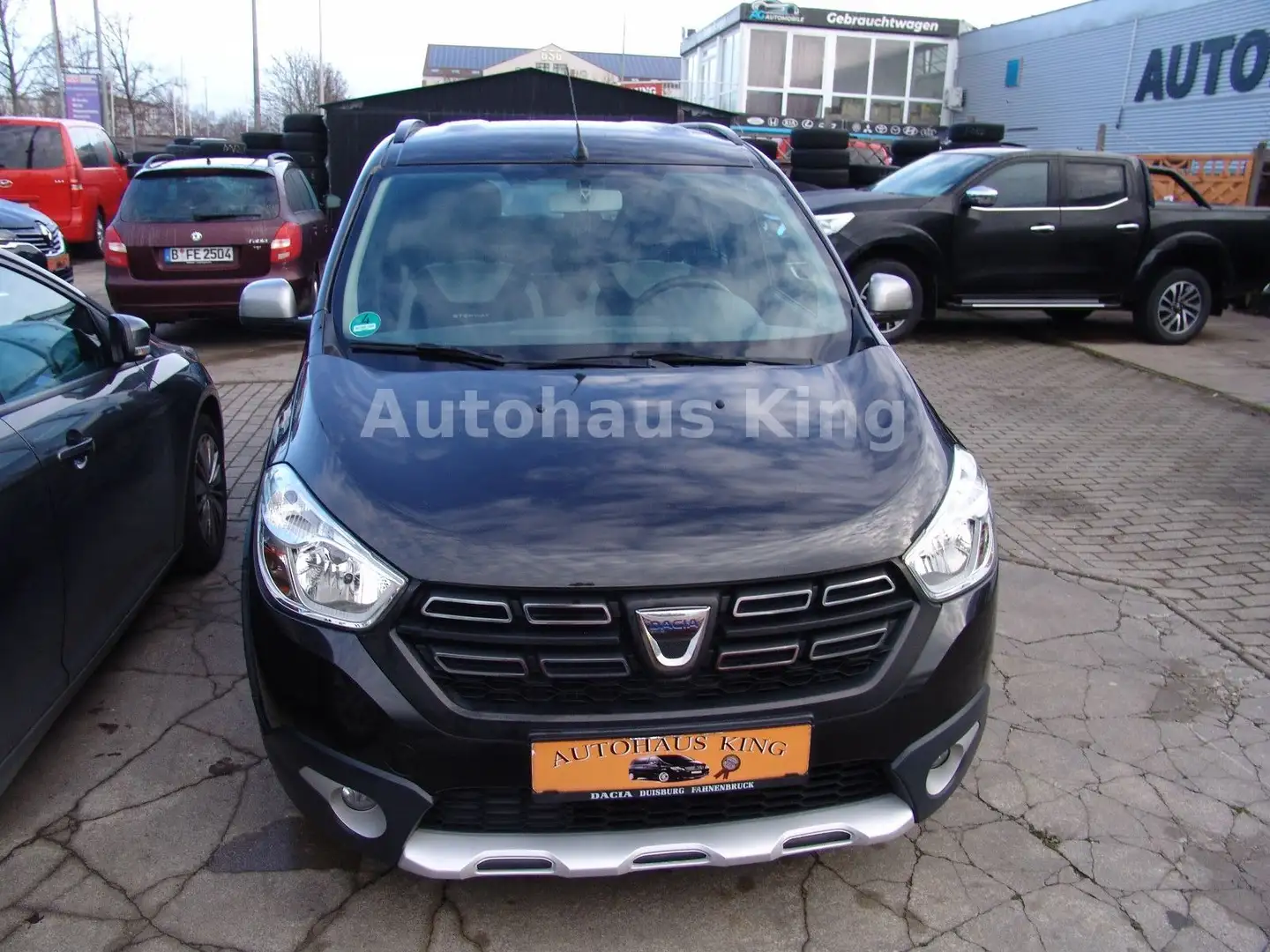 Dacia Lodgy Stepway Plus-7Si/ Modellpf/wenig KM Grau - 1