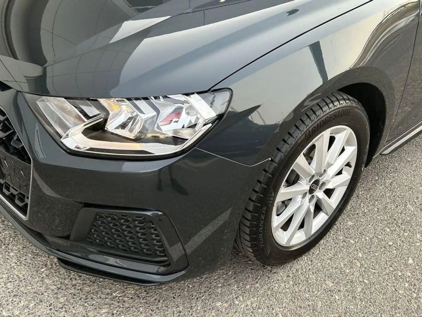 Audi A1 Sportback 30 TFSI Advanced S tronic Grau - 2
