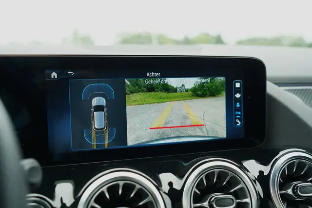 Mercedes-Benz Gla view 30