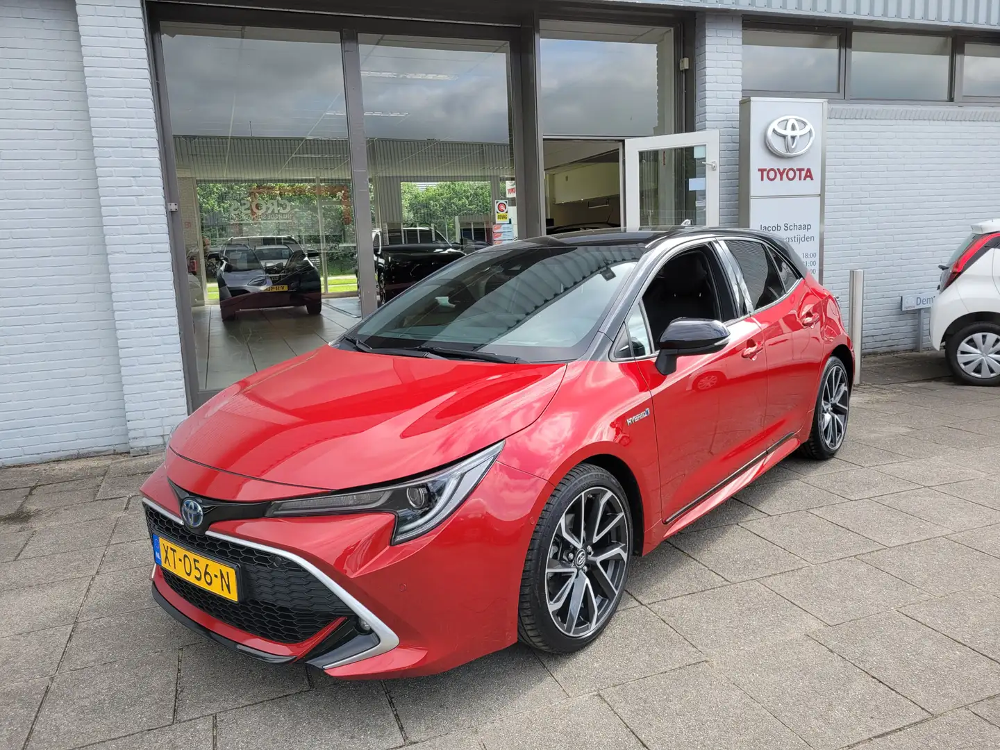 Toyota Corolla 1.8 Hybrid Executive Automaat | Afneembare trekhaa Rood - 2
