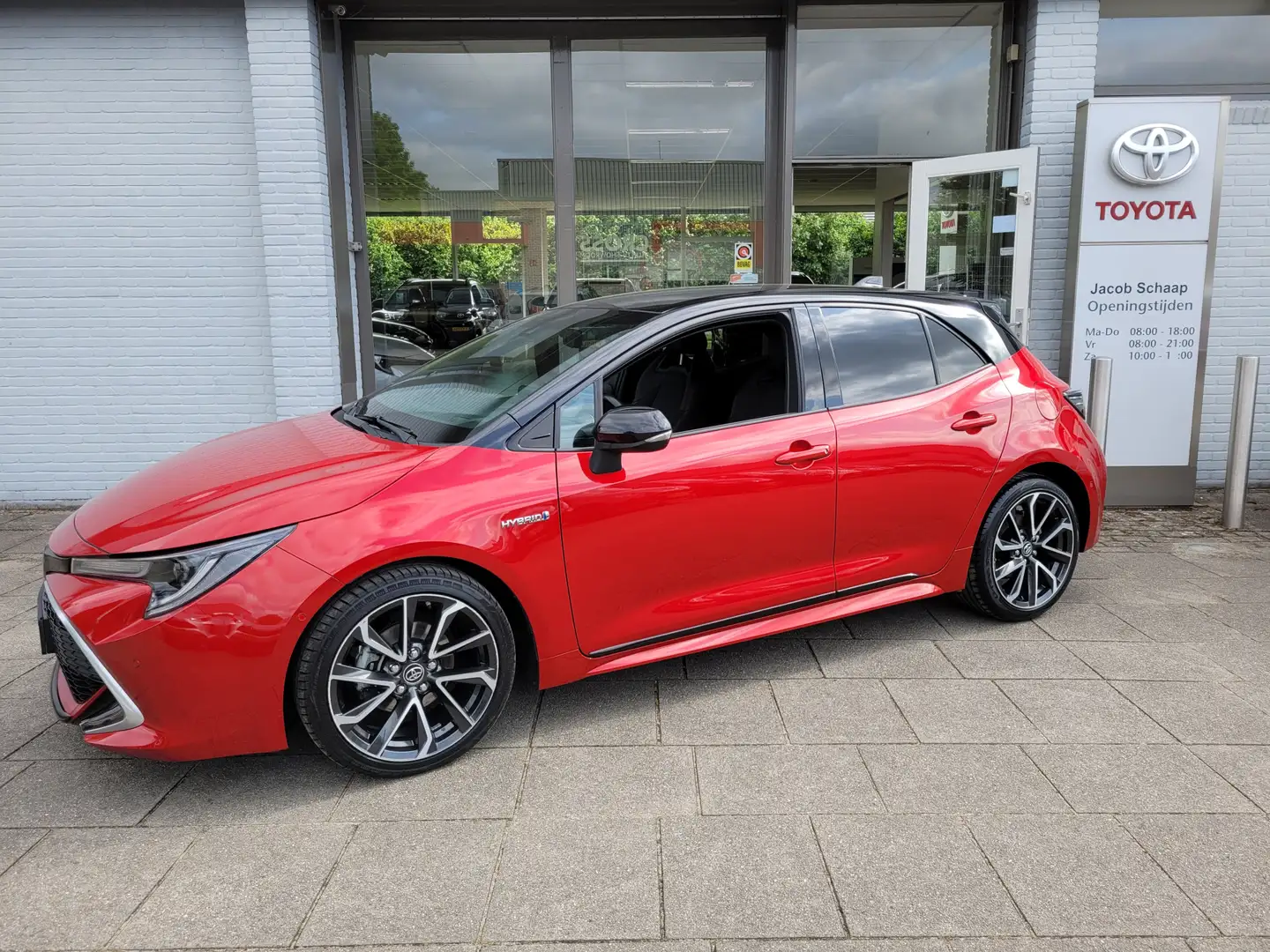 Toyota Corolla 1.8 Hybrid Executive Automaat | Afneembare trekhaa Rood - 1
