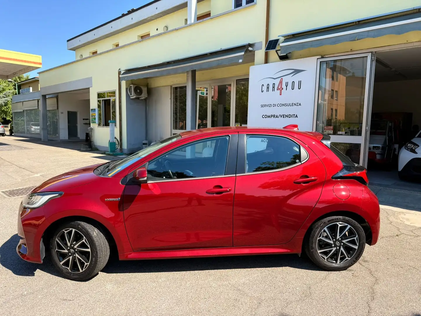 Toyota Yaris Yaris IV 2020 1.5h Trend, FULL LED, CAR PLAY Rood - 2