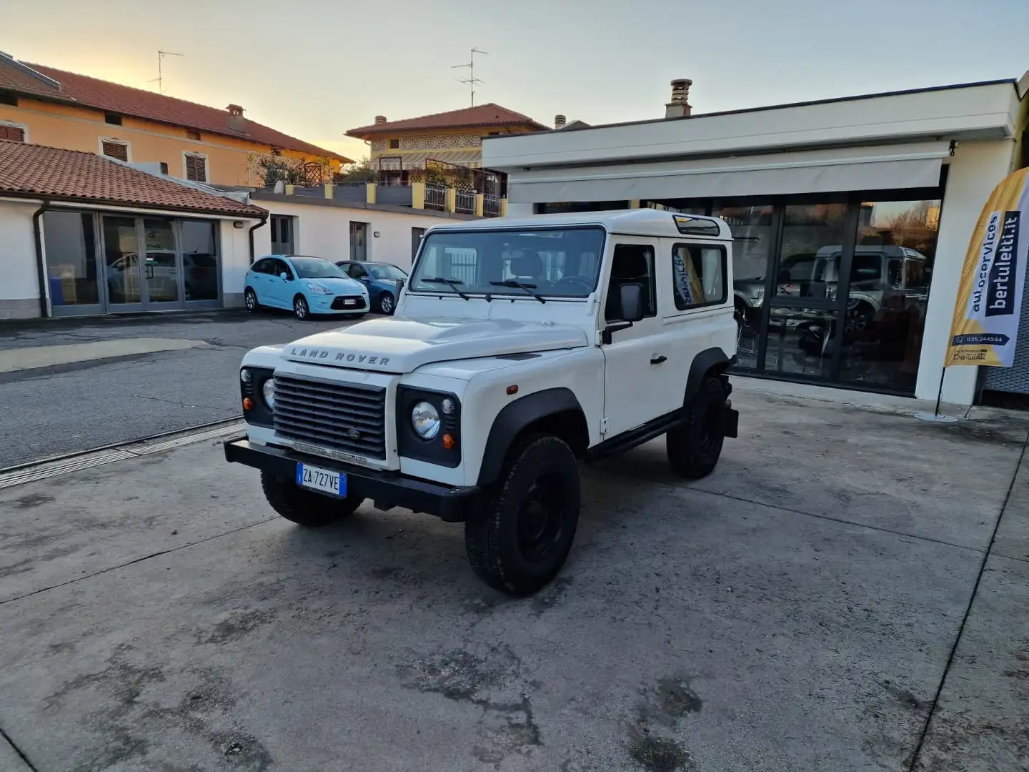 Land Rover Defender Defender VI 90 2.2 td AUTOCARRO 4 POSTI Bianco - 1