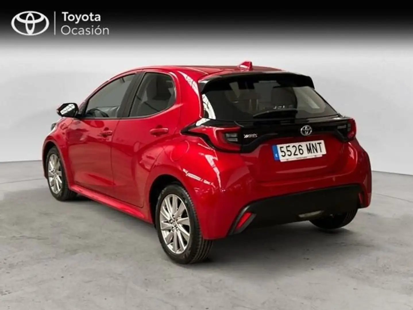 Toyota Yaris 120H 1.5 Active Tech Rojo - 2