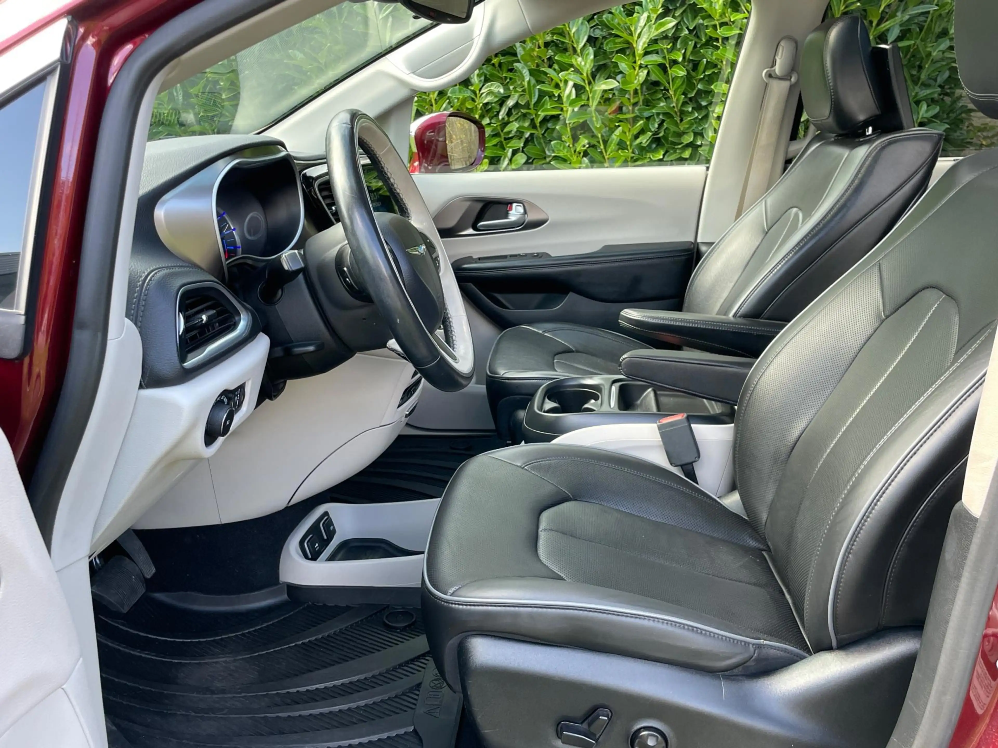 Chrysler Pacifica Plug-in Hybrid Limited/Leer/Pano — photo 11