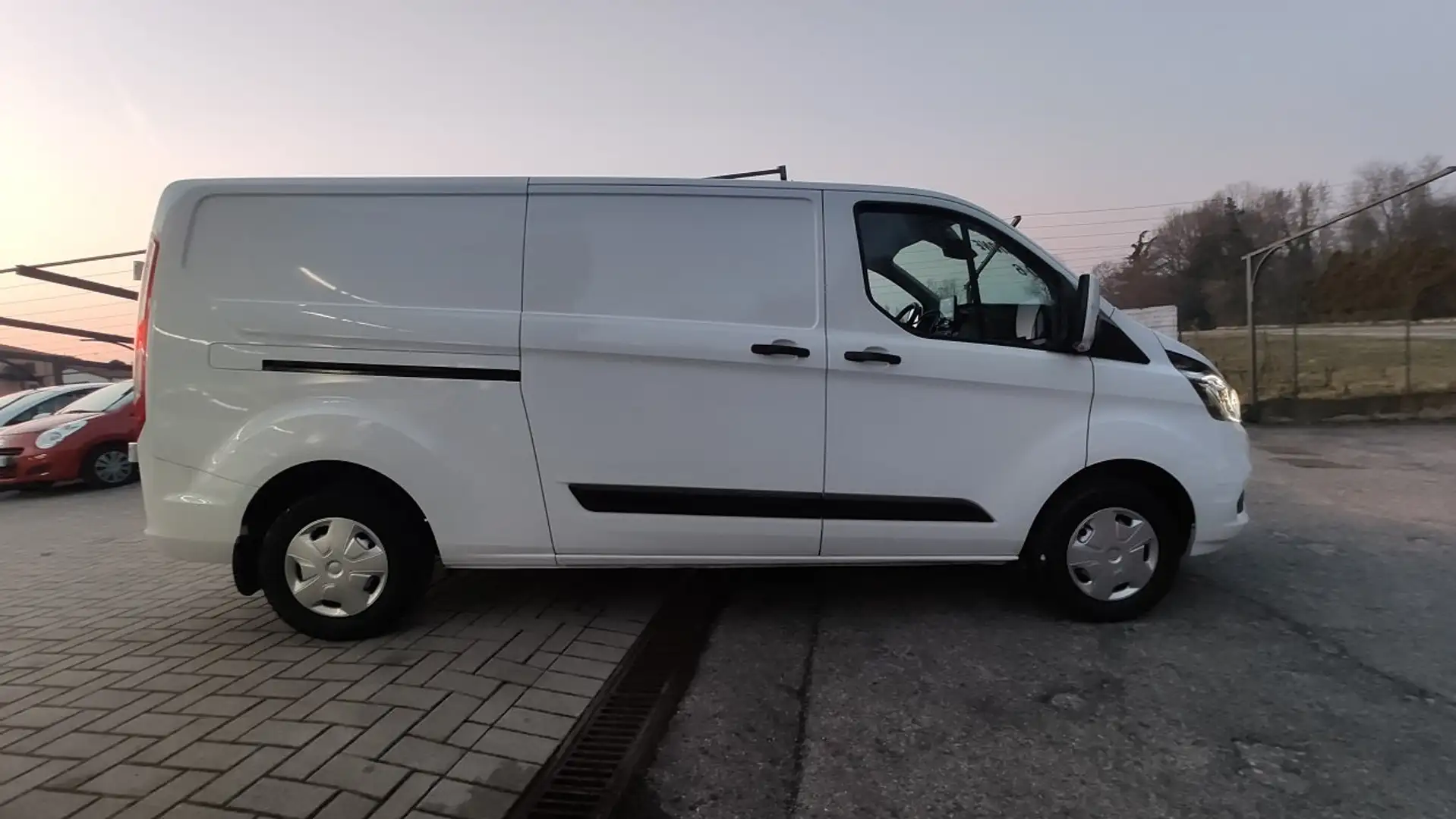 Ford Transit Custom L2 H1 2.0 Tdci 131 cv Bianco - 2