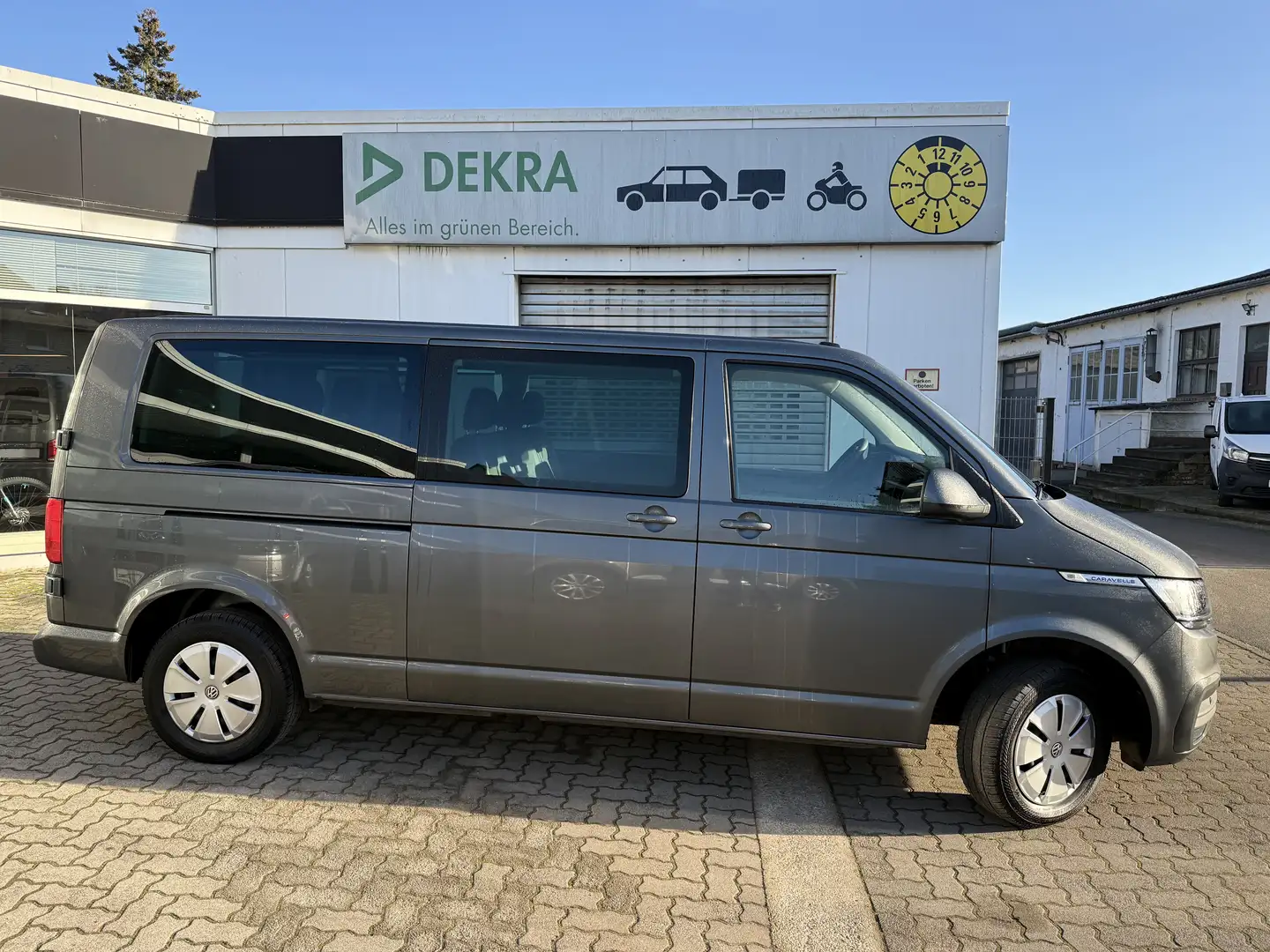 Volkswagen T6.1 Caravelle 2,0TDI 150PS DSG Comfortline lang mit Klima/PDC/ Grau - 2