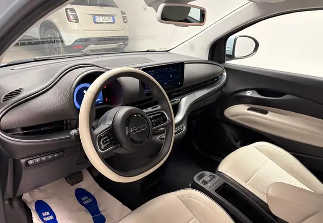 Fiat 500e view 4