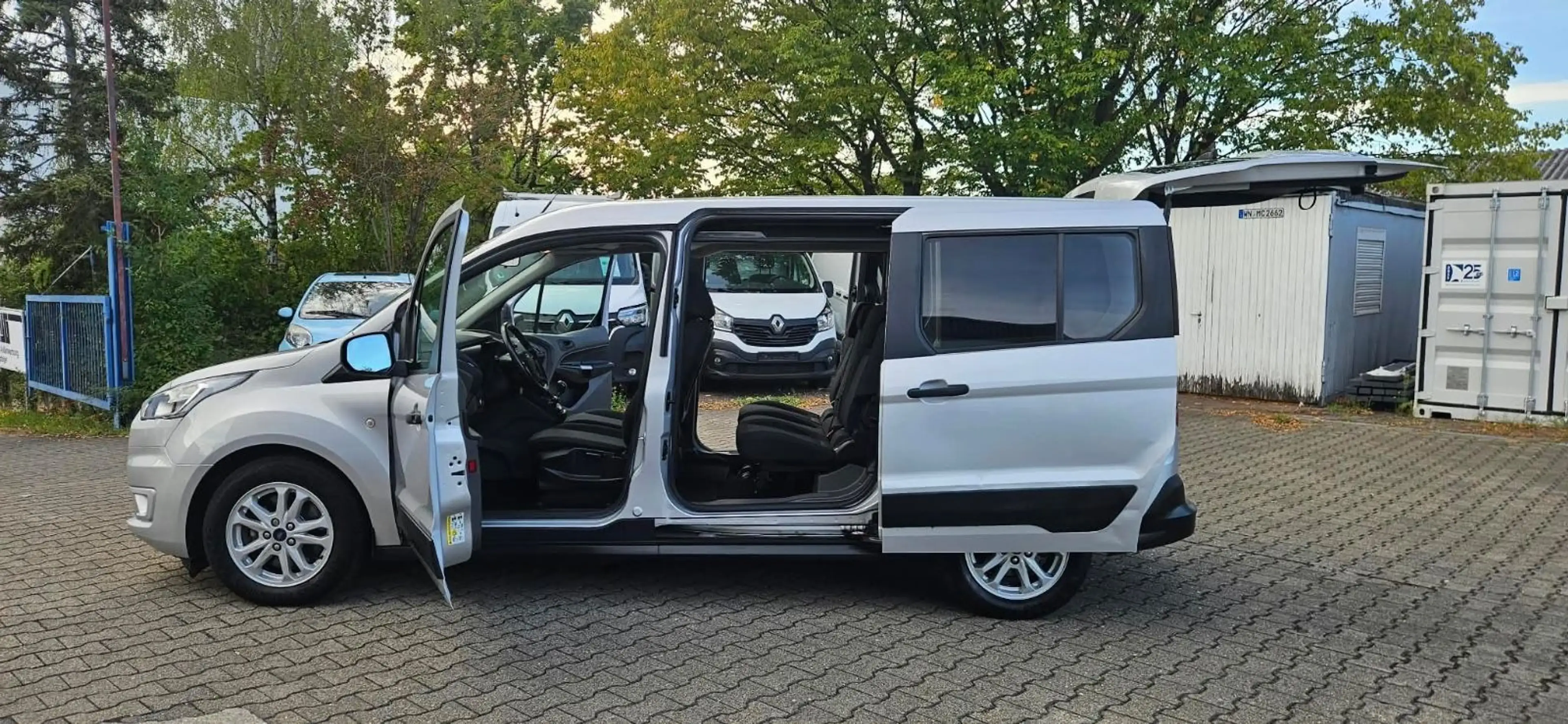 Ford Grand Tourneo Connect Trend — photo 15