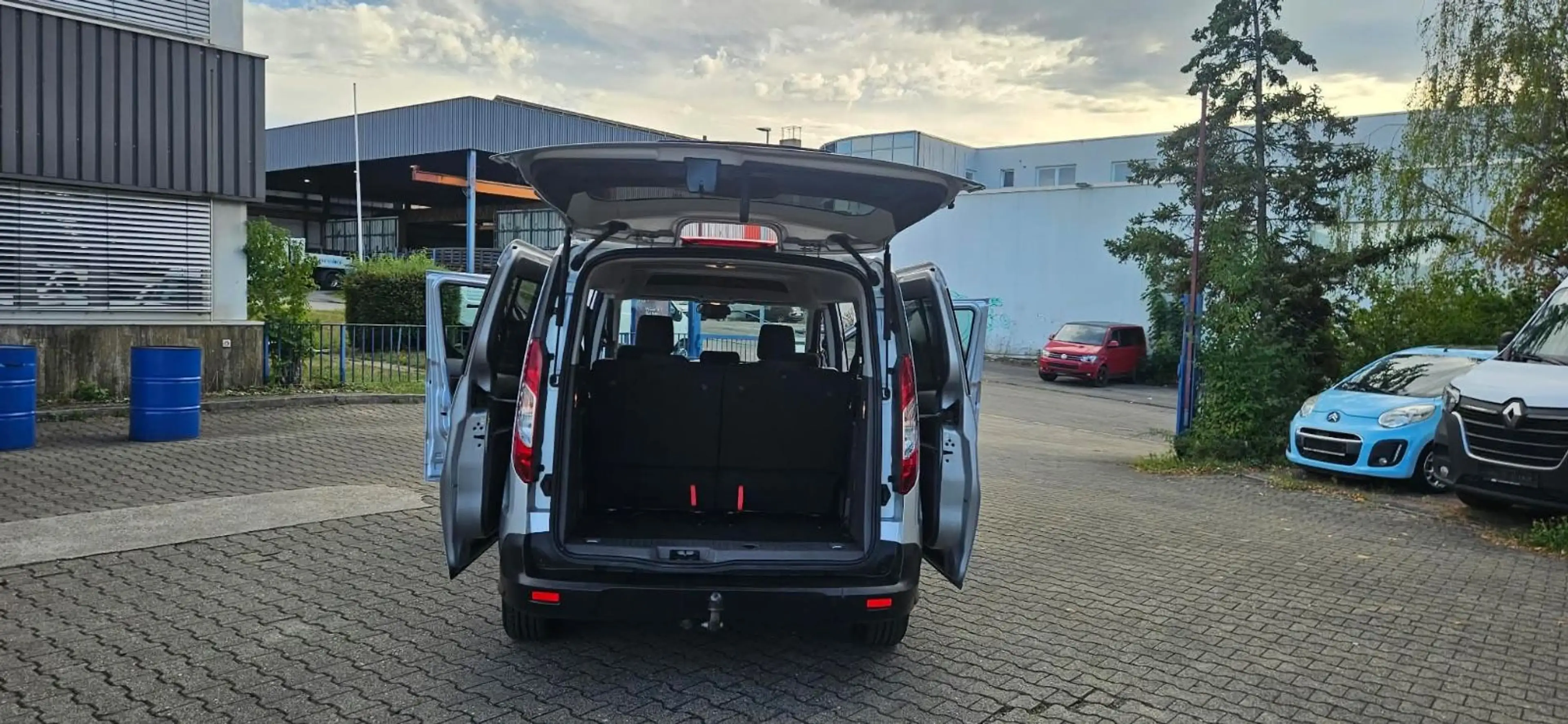 Ford Grand Tourneo Connect Trend — photo 8