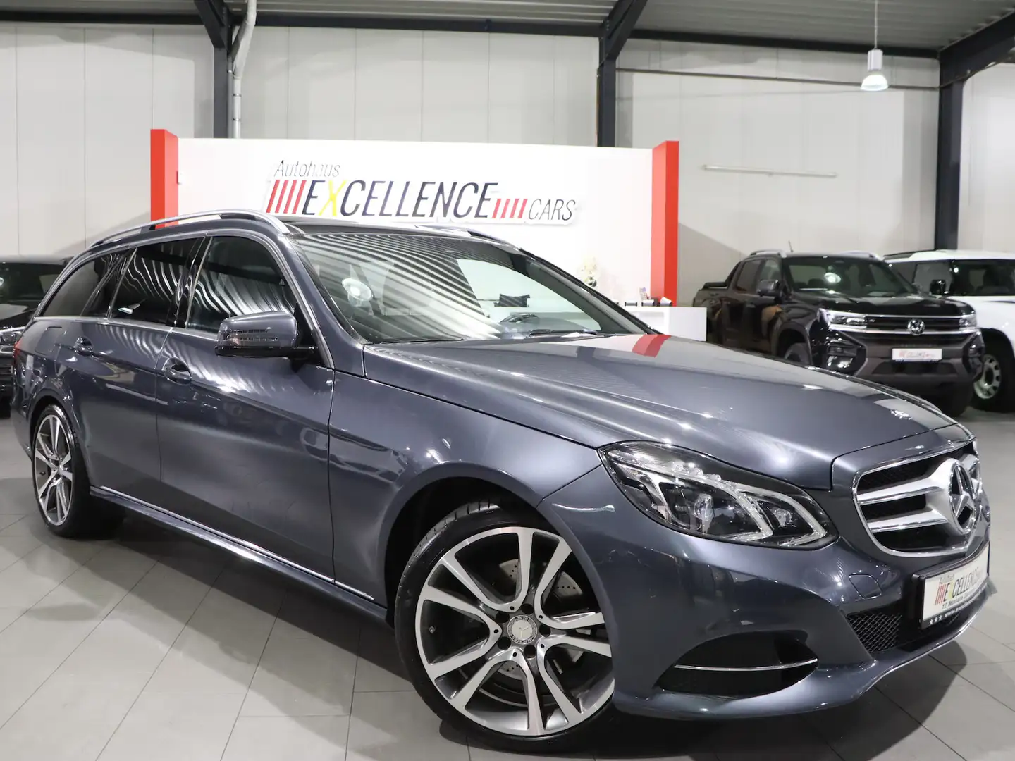 Mercedes-Benz E 200 BE T AVANTGARDE / 7-SITZER,PANORAMA,LED siva - 2