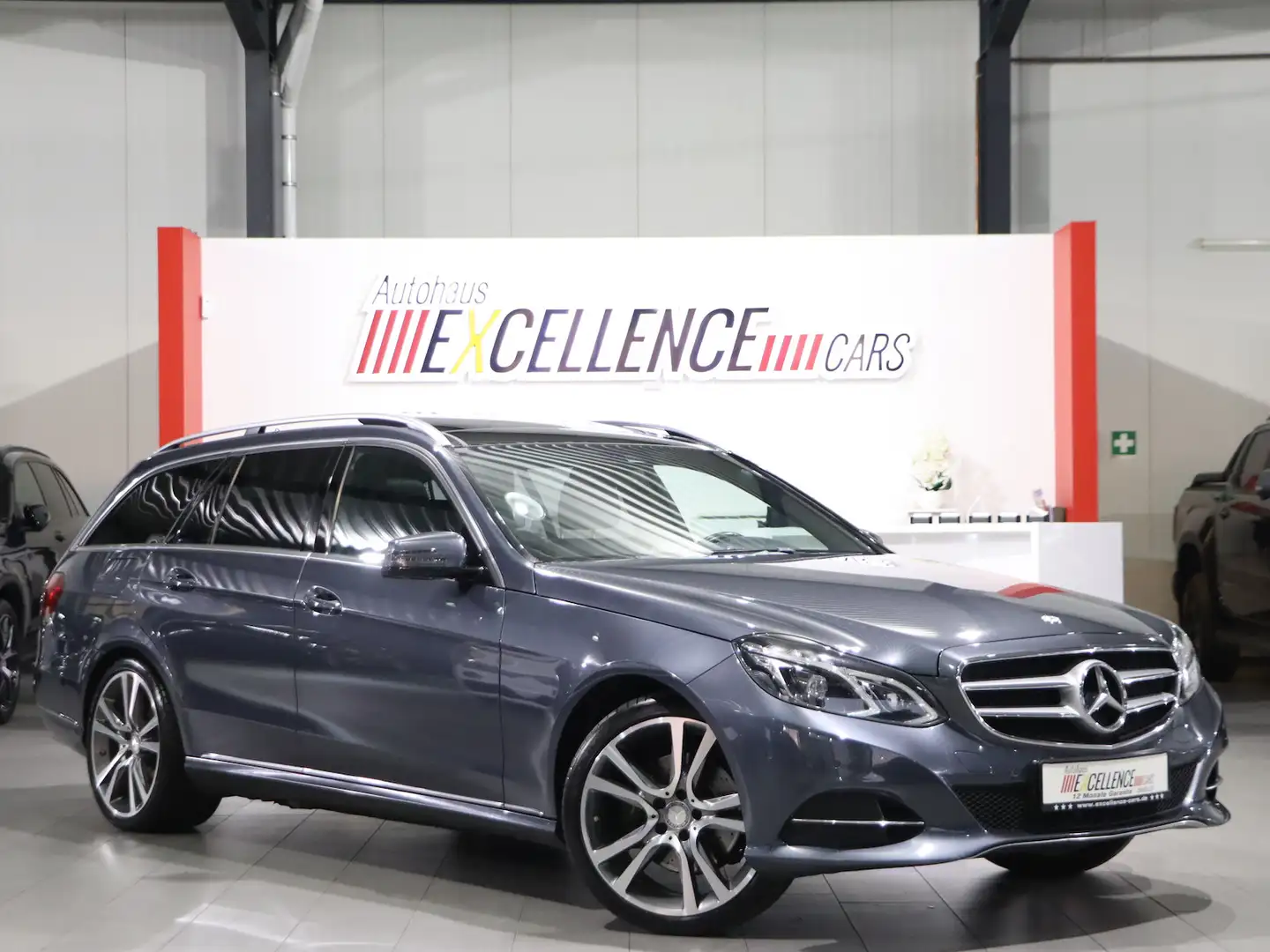 Mercedes-Benz E 200 BE T AVANTGARDE / 7-SITZER,PANORAMA,LED siva - 1