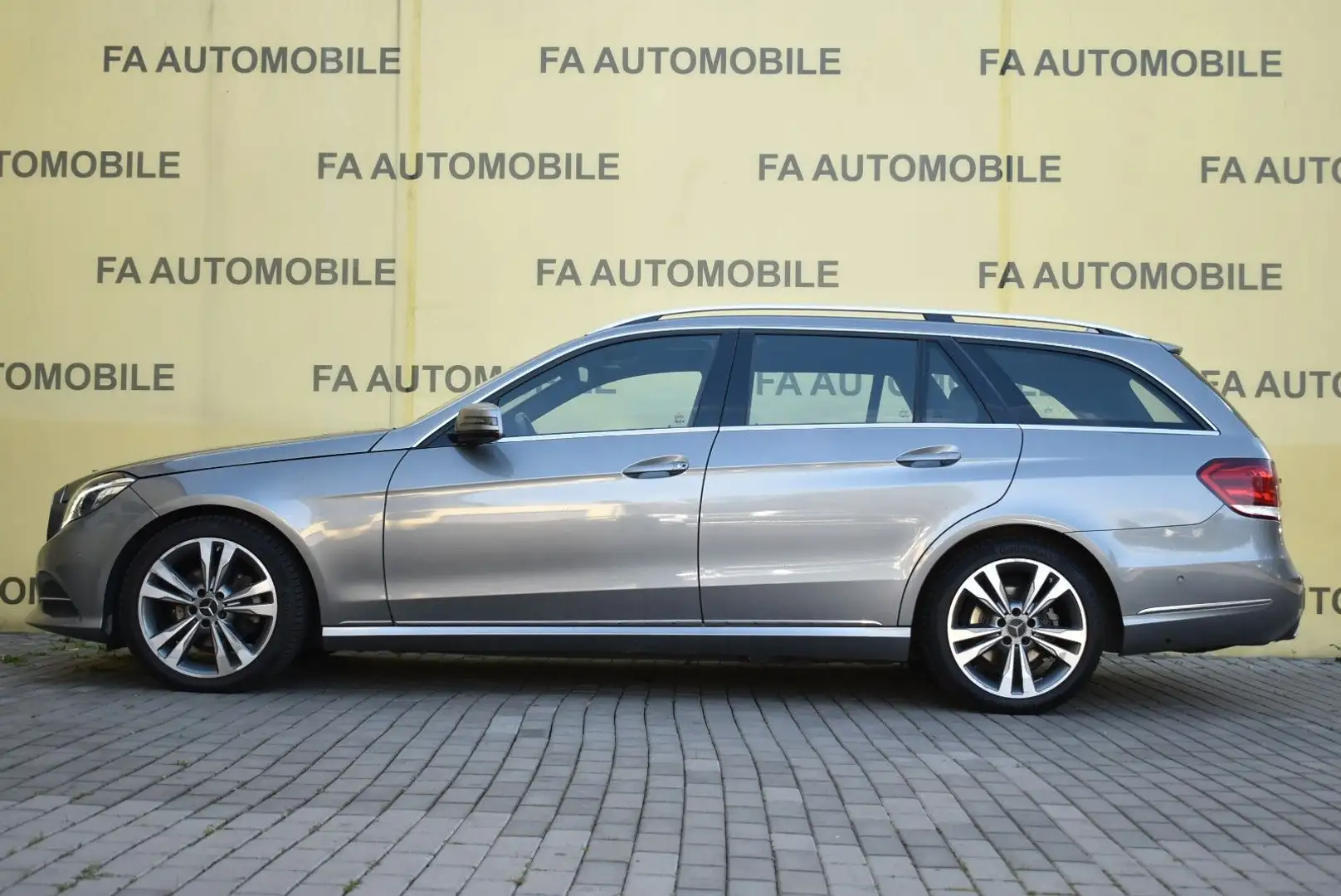 Mercedes-Benz E 200 CDI T BE/Leder/NAVI/LED/SHZ/PDC/ALU/ Silber - 2