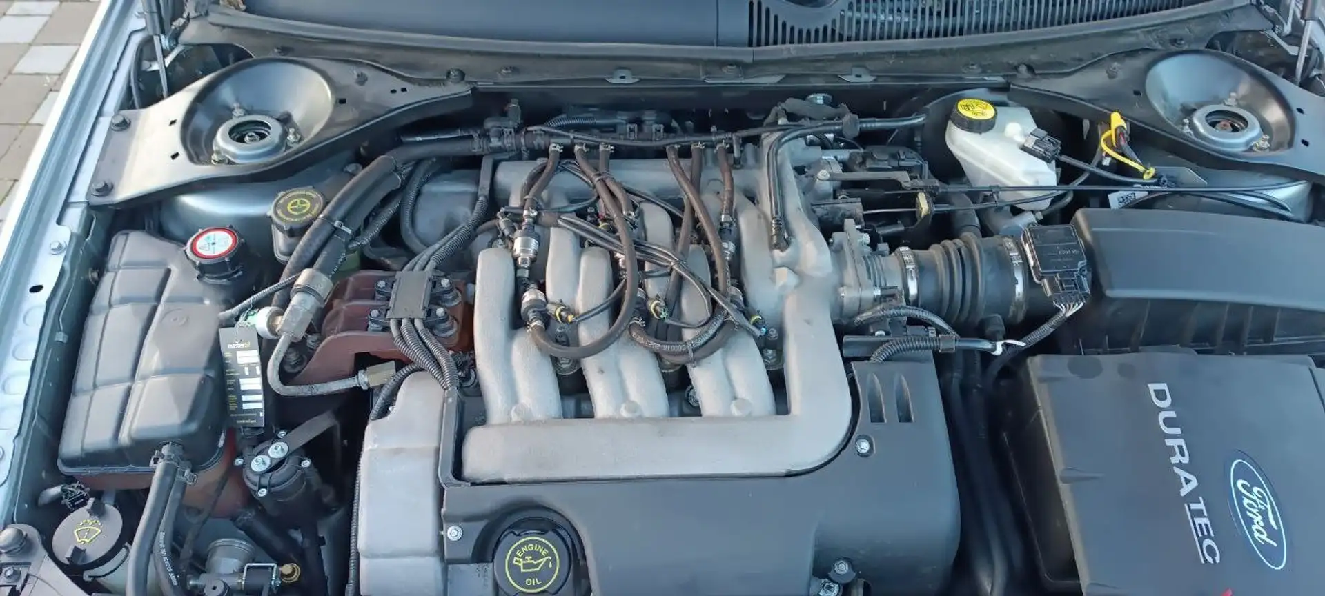 Ford Mondeo Mondeo 2.5  Turnier V6 Aut. Ghia Срібний - 2