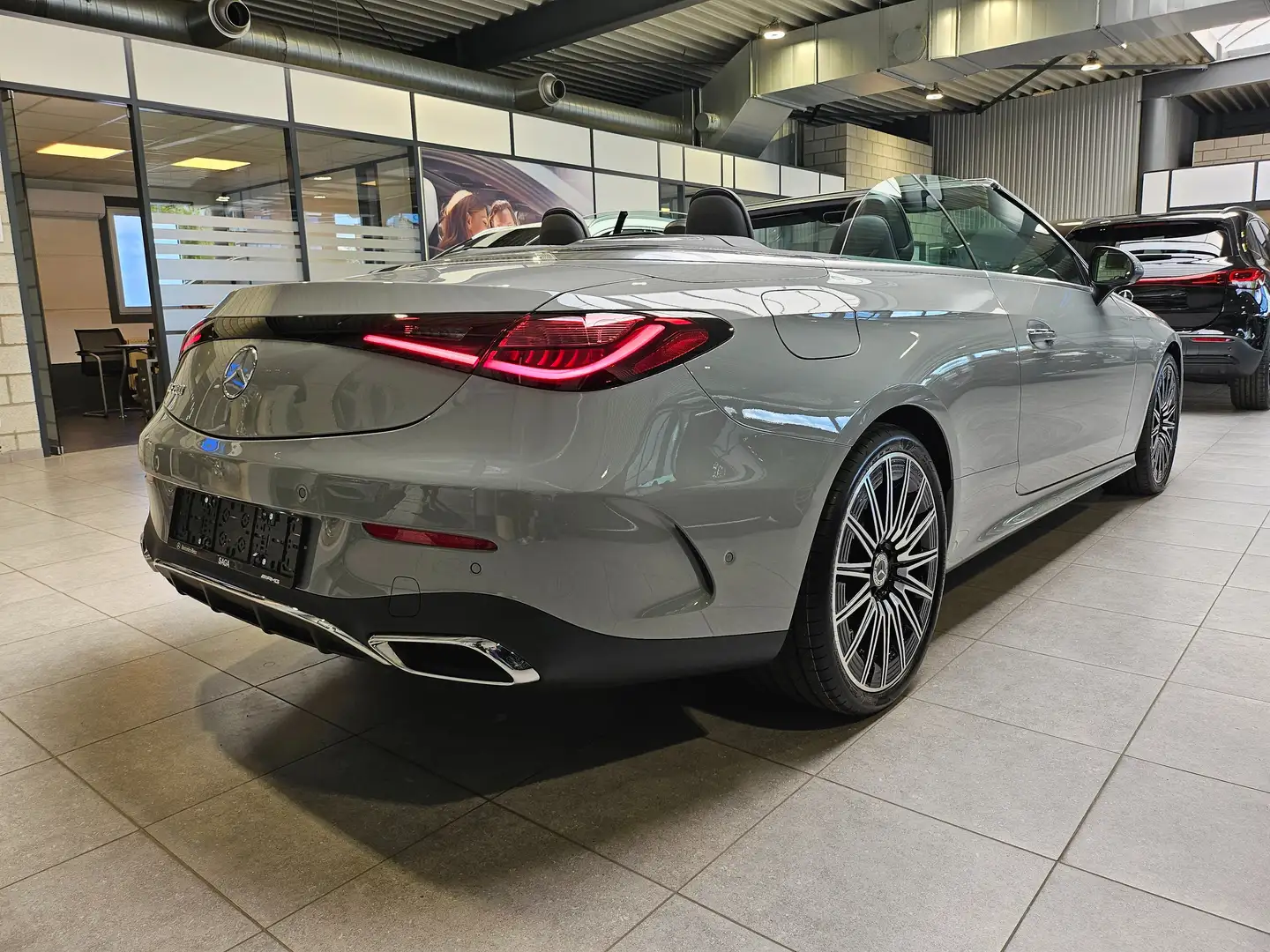 Mercedes-Benz CLE 200 Cabriolet AMG Line Szary - 2