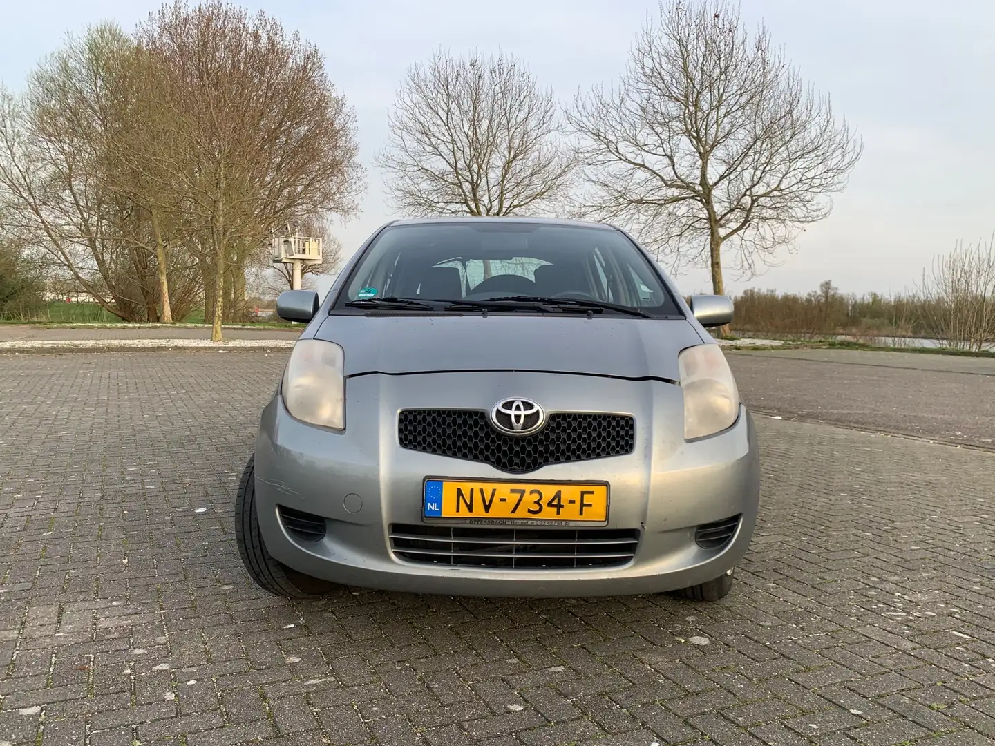 Toyota Yaris 1.3 VVTi Terra Grijs - 2