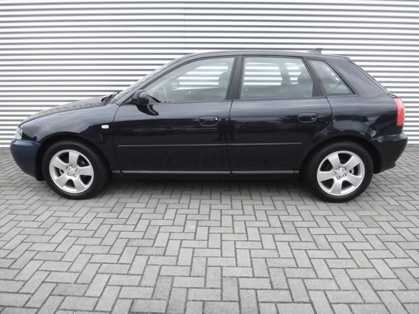 Audi A3 1.6 Attraction Anhängerkupplung+++ Blau - 2