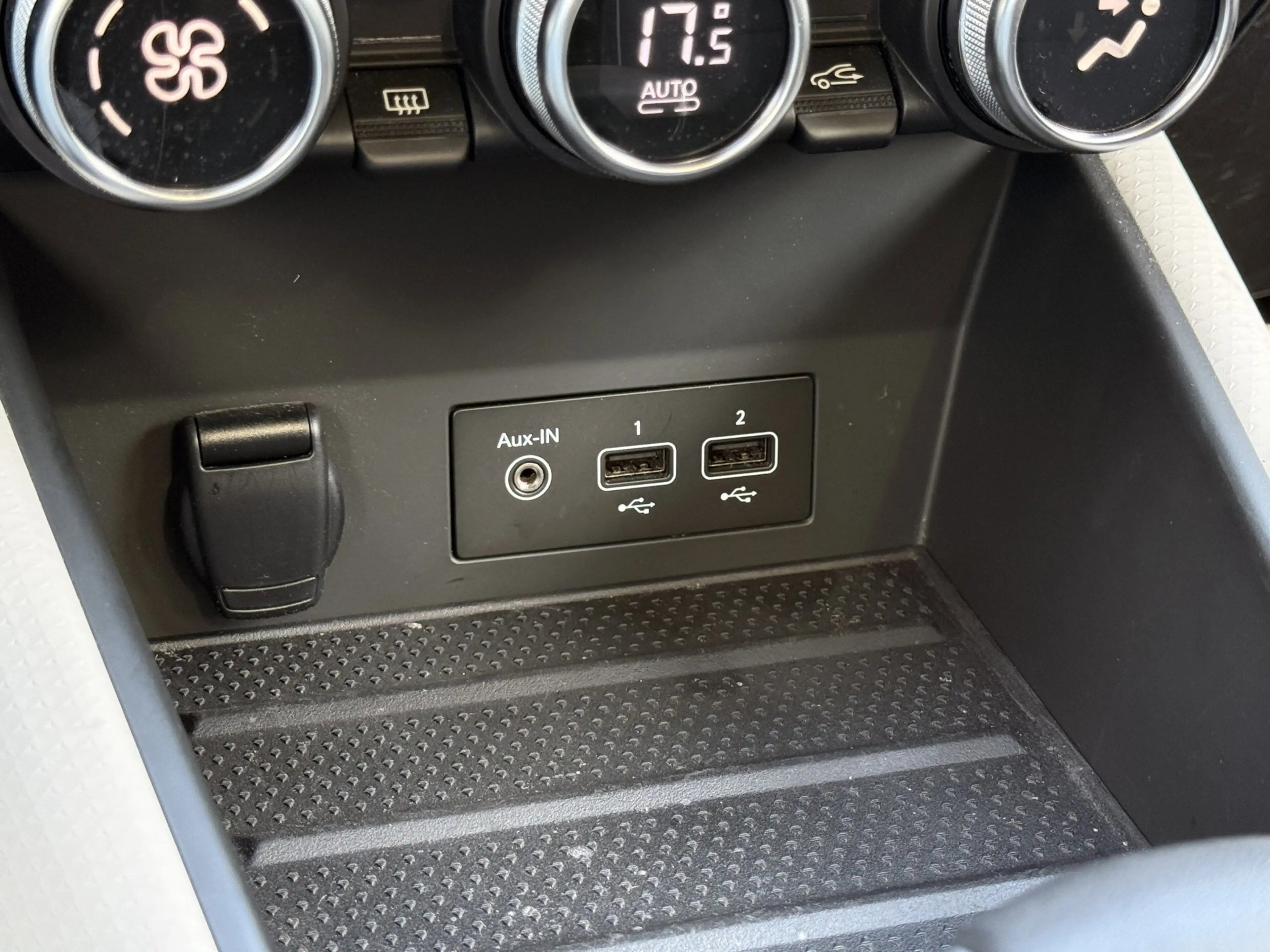 Renault Captur 1.6 E-Tech Plug-in Hybrid 160 Edition One — photo 39