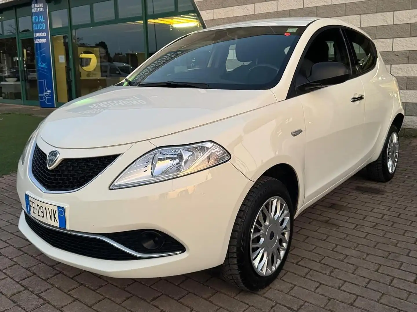 Lancia Ypsilon Ypsilon III 2016 0.9 t.air Platinum ecochic Weiß - 2
