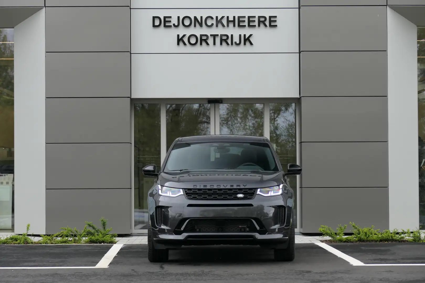 Land Rover Discovery Sport - R-DYNAMIC SE AWD AUT. Grijs - 2