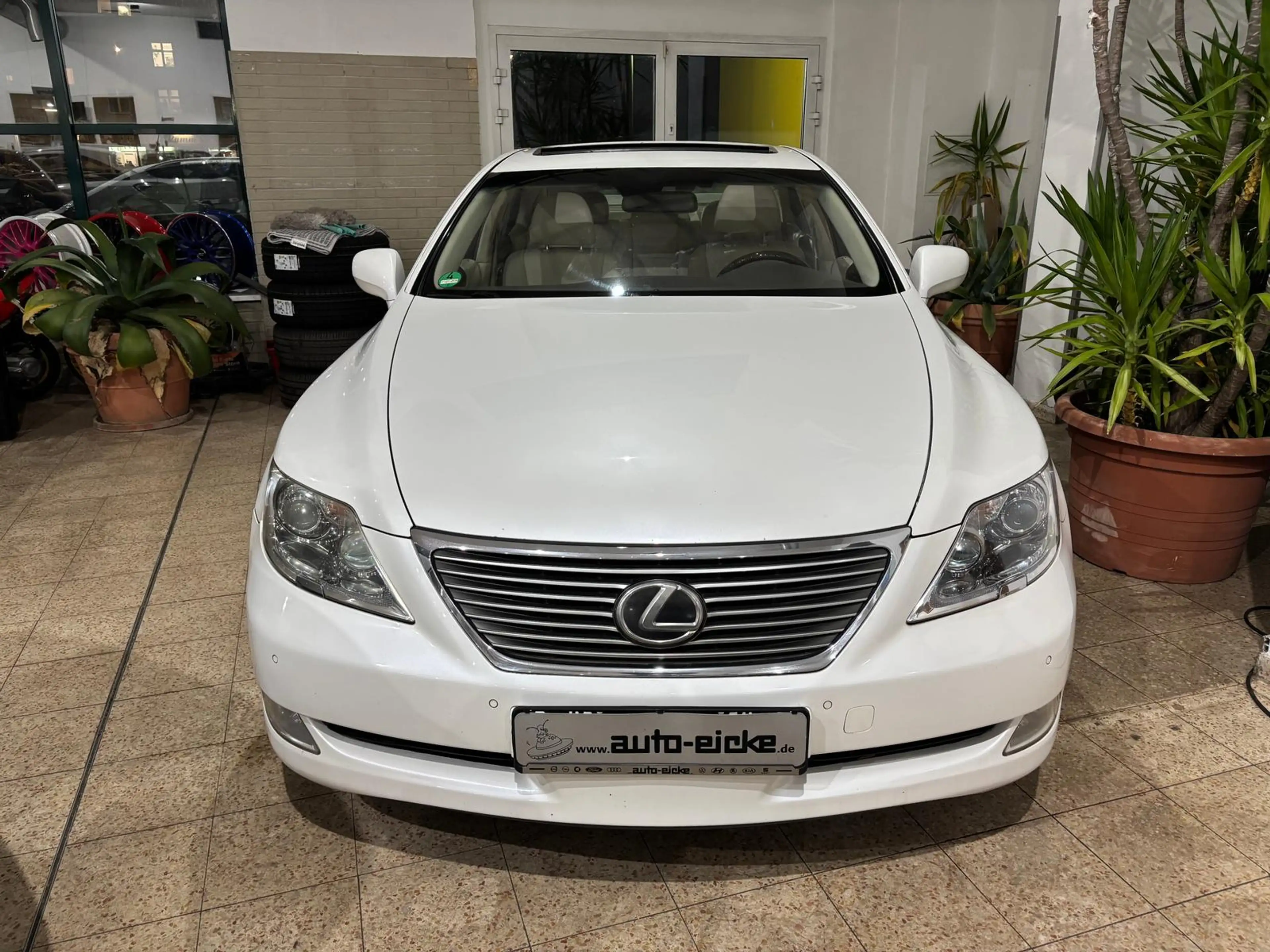 Lexus LS 460 V8 mit Luxusausstattung — photo 3