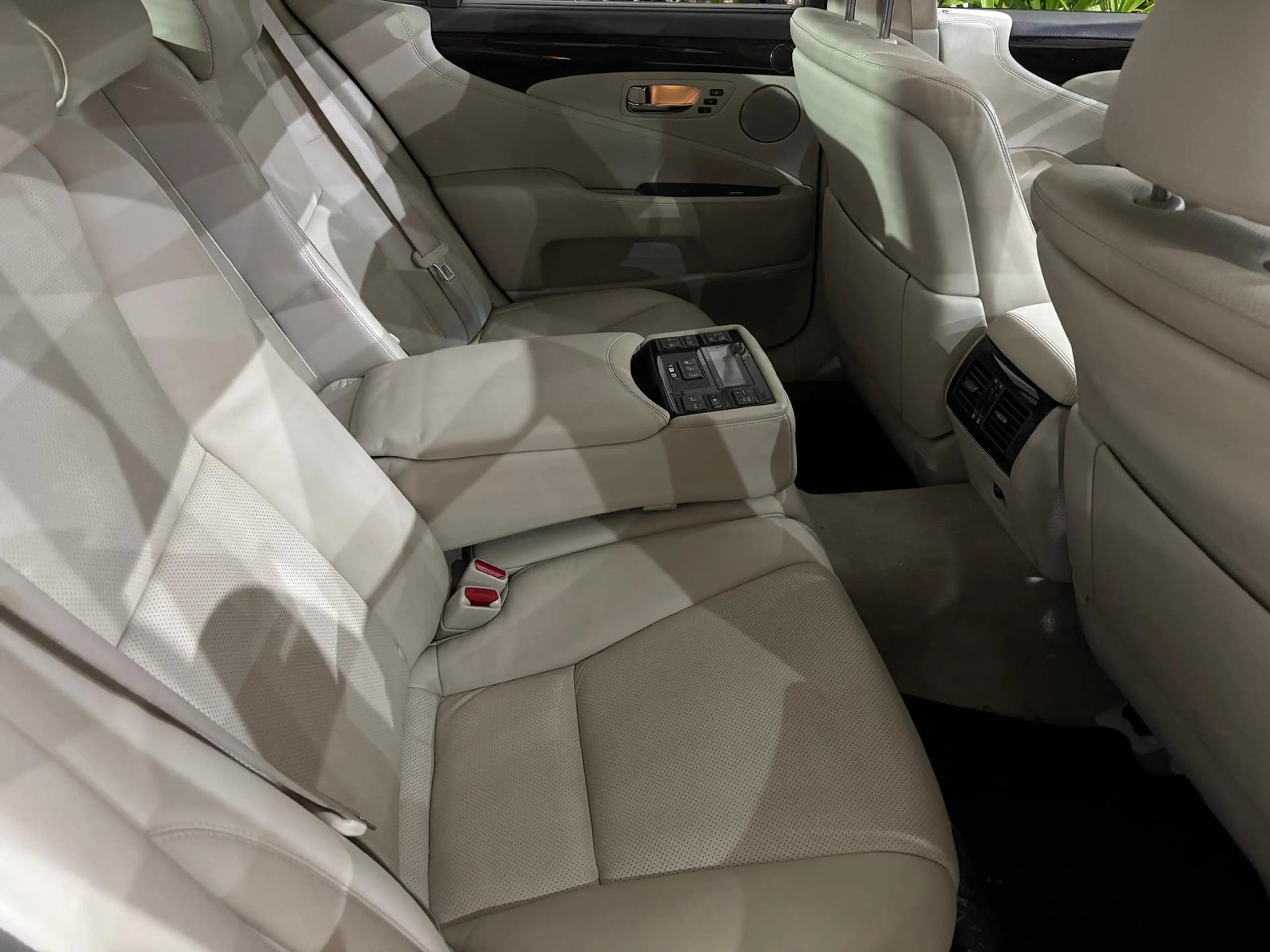 Lexus LS 460 V8 mit Luxusausstattung — photo 5
