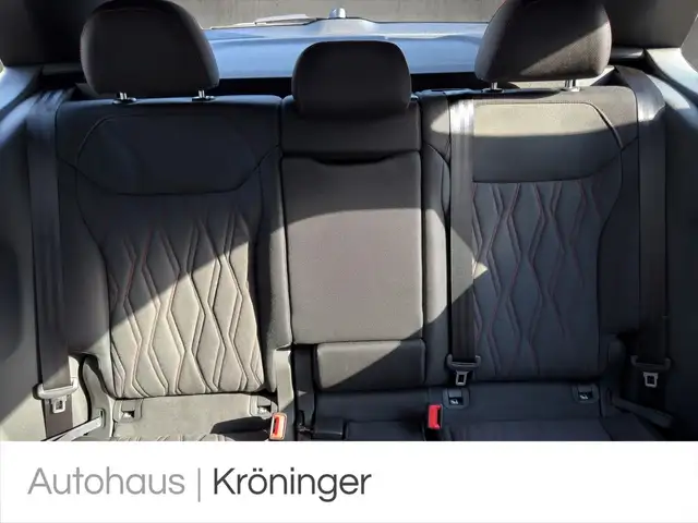 Audi Q3 view 10