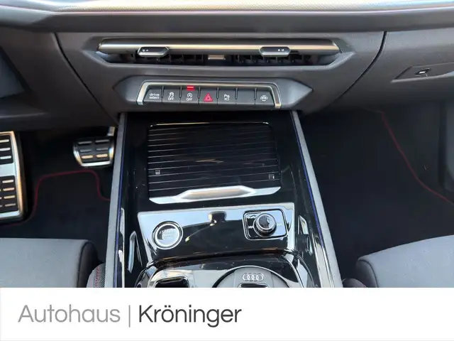 Audi Q3 view 14